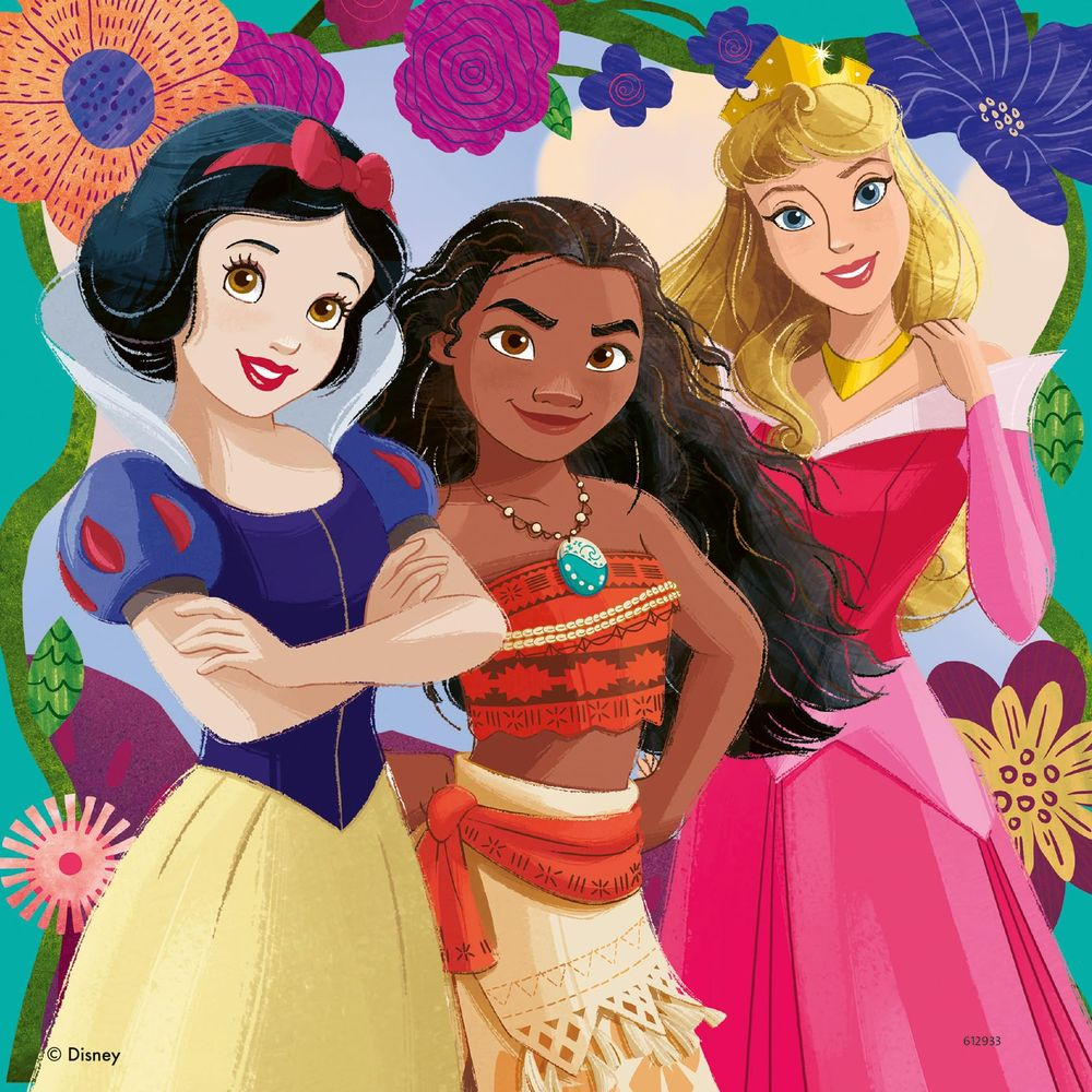 Biancaneve, Moana e Aurora insieme con fiori sullo sfondo.