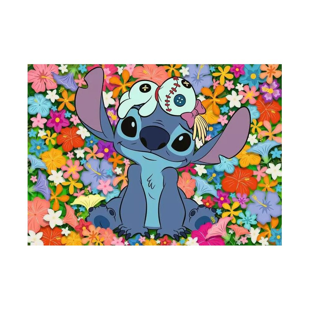Stitch zit in een zee van kleurrijke bloemen, met een pop op zijn hoofd.