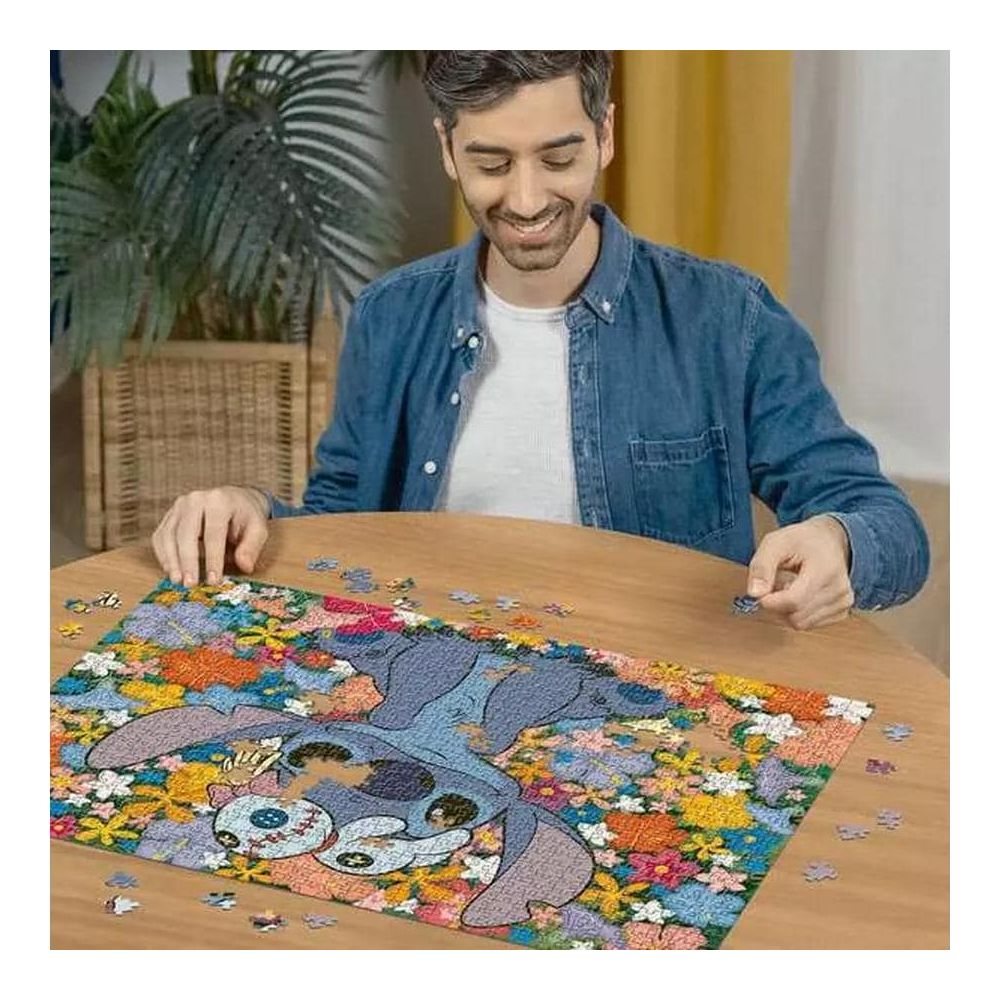 Man maakt Stitch-puzzel met bloemen af op houten tafel.