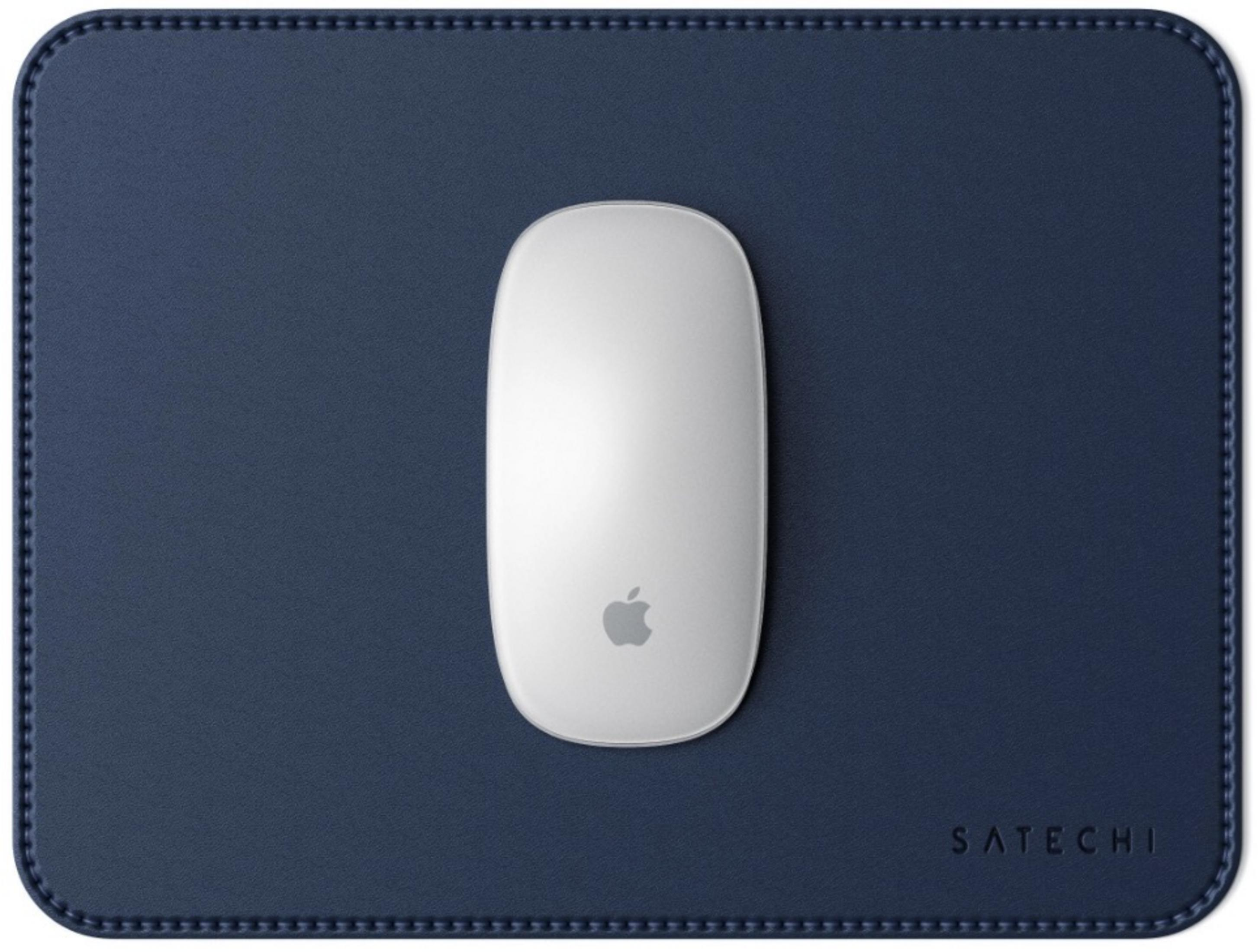 Un mouse bianco con logo Apple poggia su un tappetino Satechi blu.
