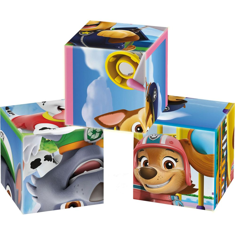 Tre cubi Paw Patrol con personaggi su sfondo di cielo blu e nuvole.
