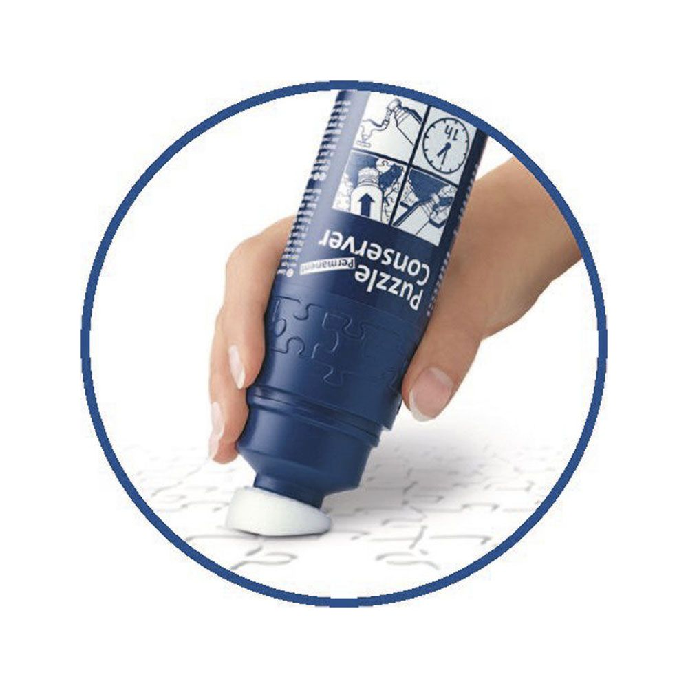 Mano usa una botella azul de conservante de rompecabezas en un rompecabezas.
