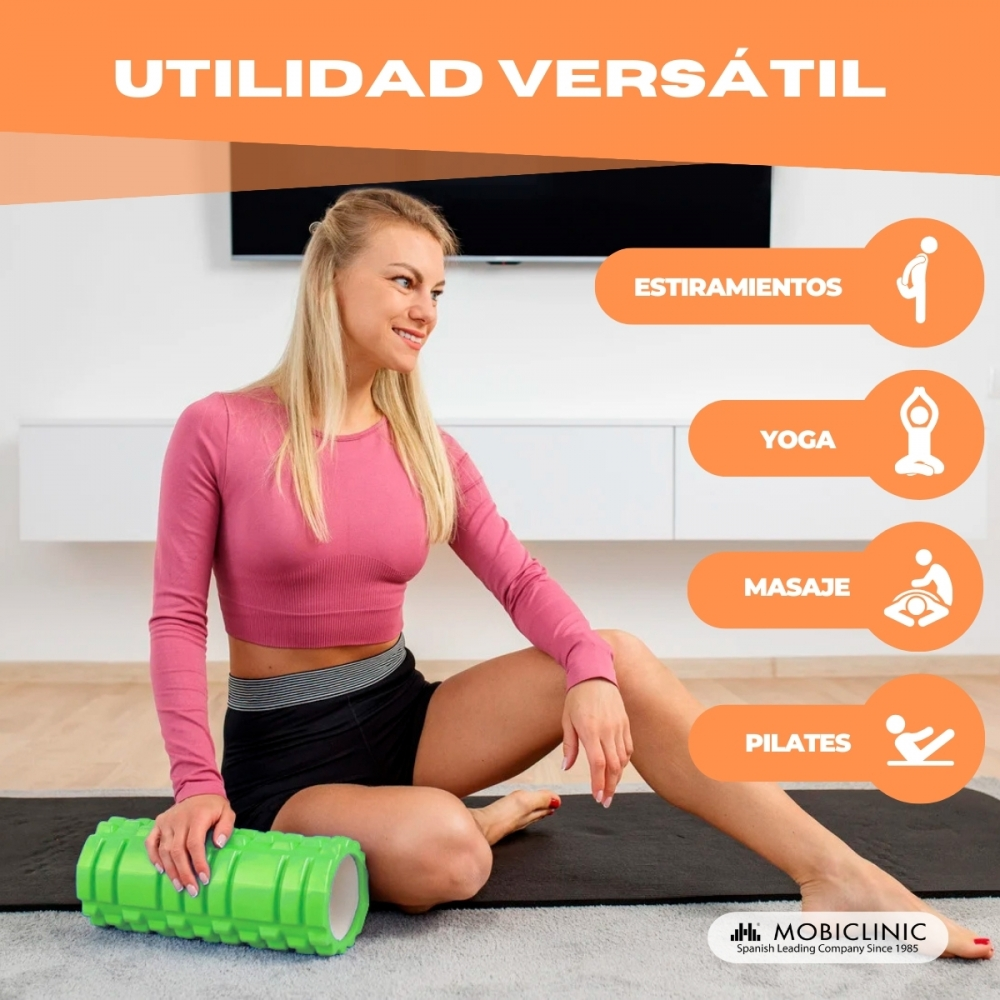Mujer sentada en esterilla con rodillo de espuma verde; iconos de yoga y estiramiento cerca.