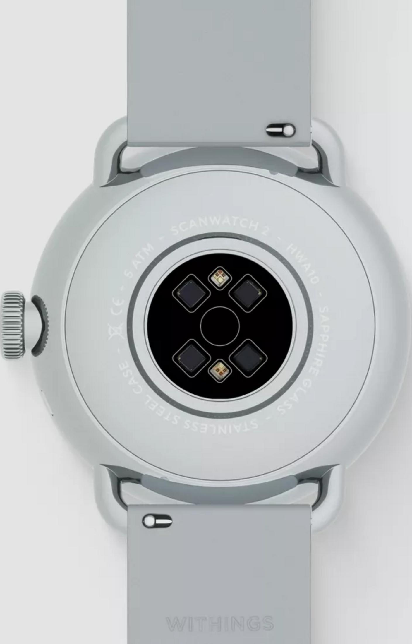 Rückseite einer grauen Smartwatch mit Sensoren und Armband. Beschriftung lesbar.