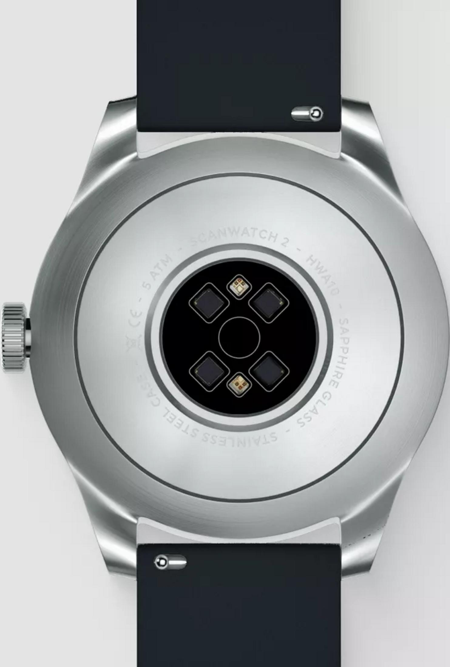 Rückseite einer silbernen Smartwatch mit Sensoren und Text: 'SCANWATCH 2 HWA10'