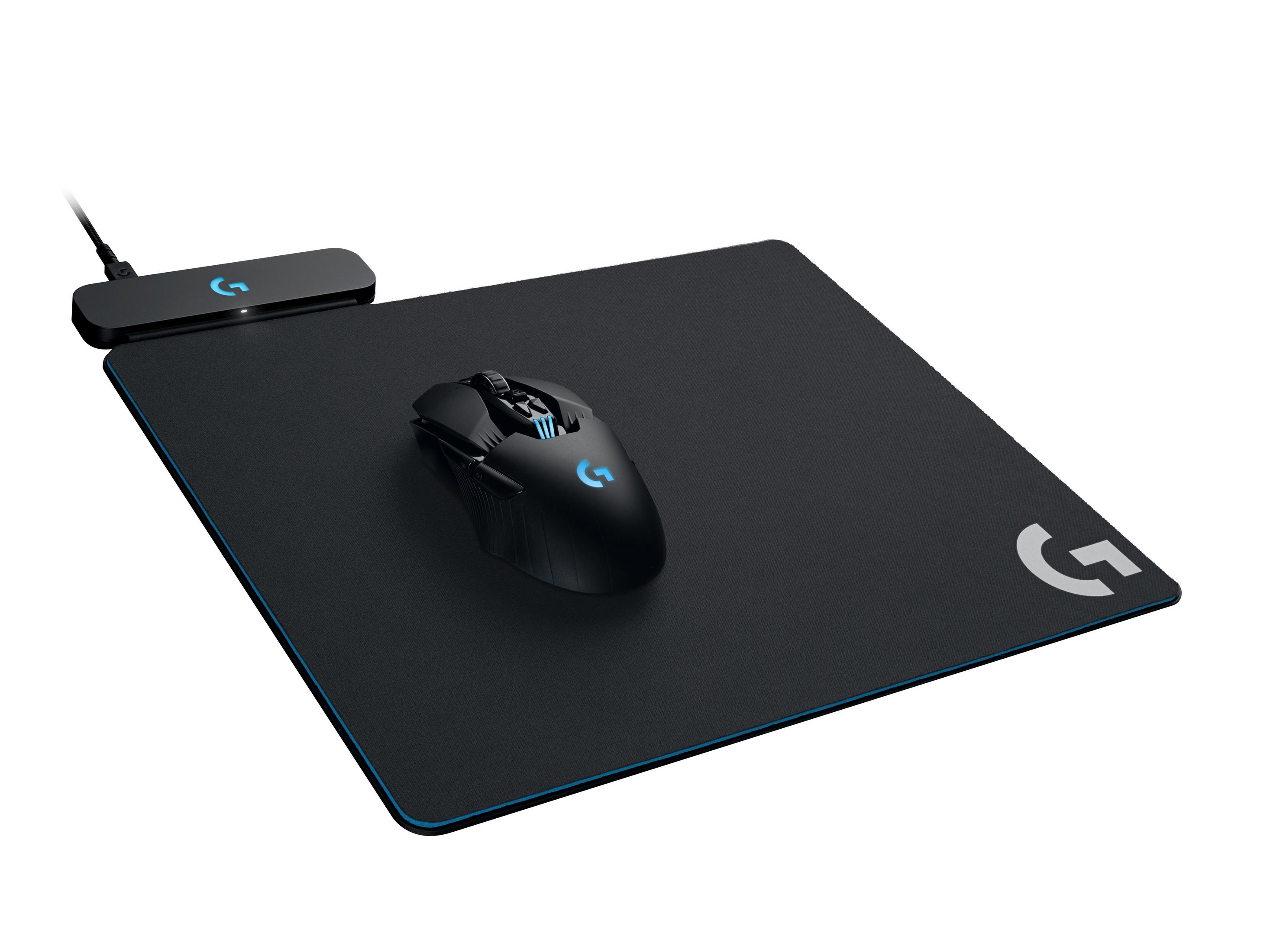 Schwarze Gaming-Maus auf einem schwarzen Mauspad mit blauem Rand und Ladeempfänger.