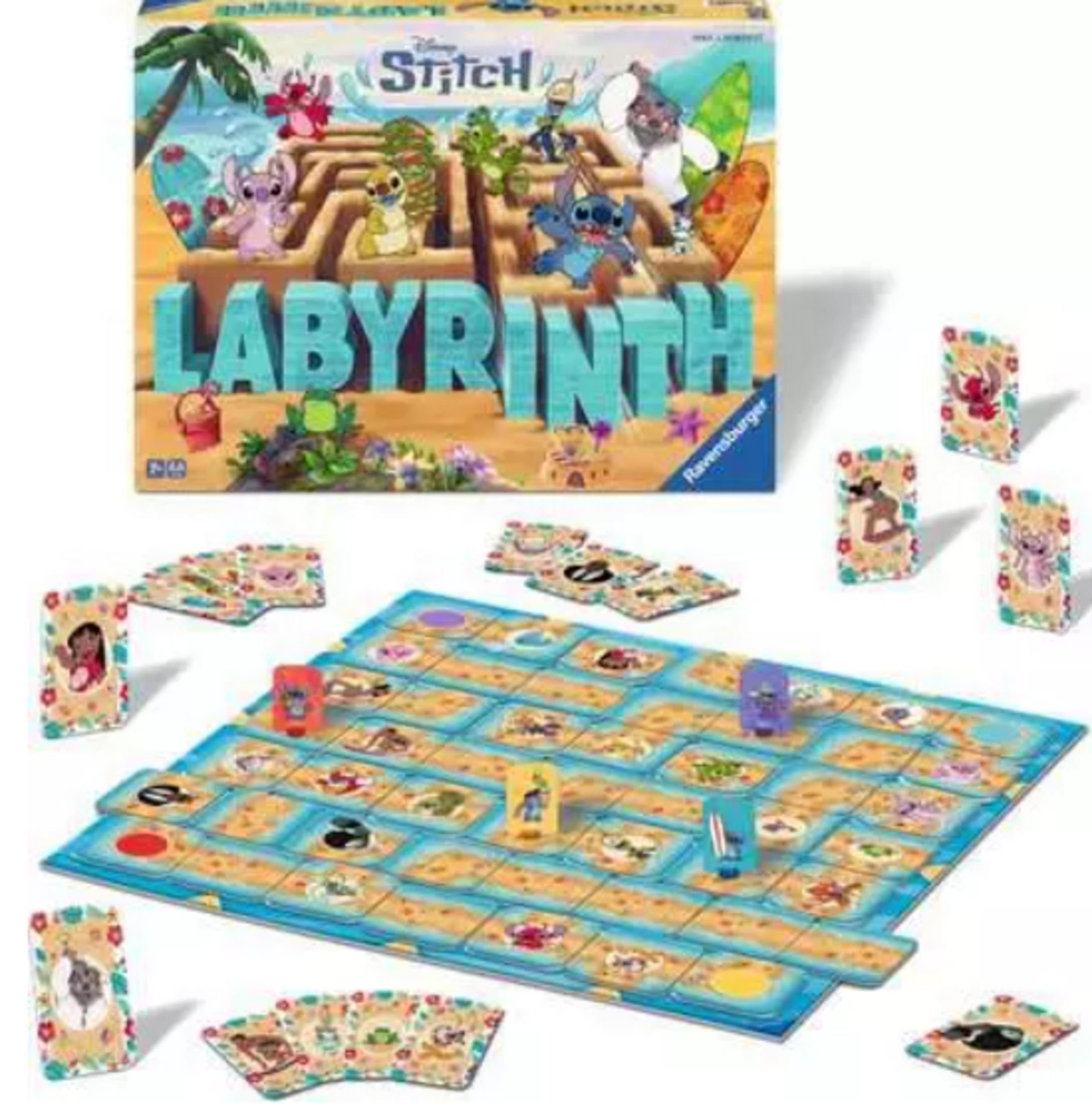 Stitch Labyrinth bordspel met speelbord, kaarten en pionnen op witte achtergrond.