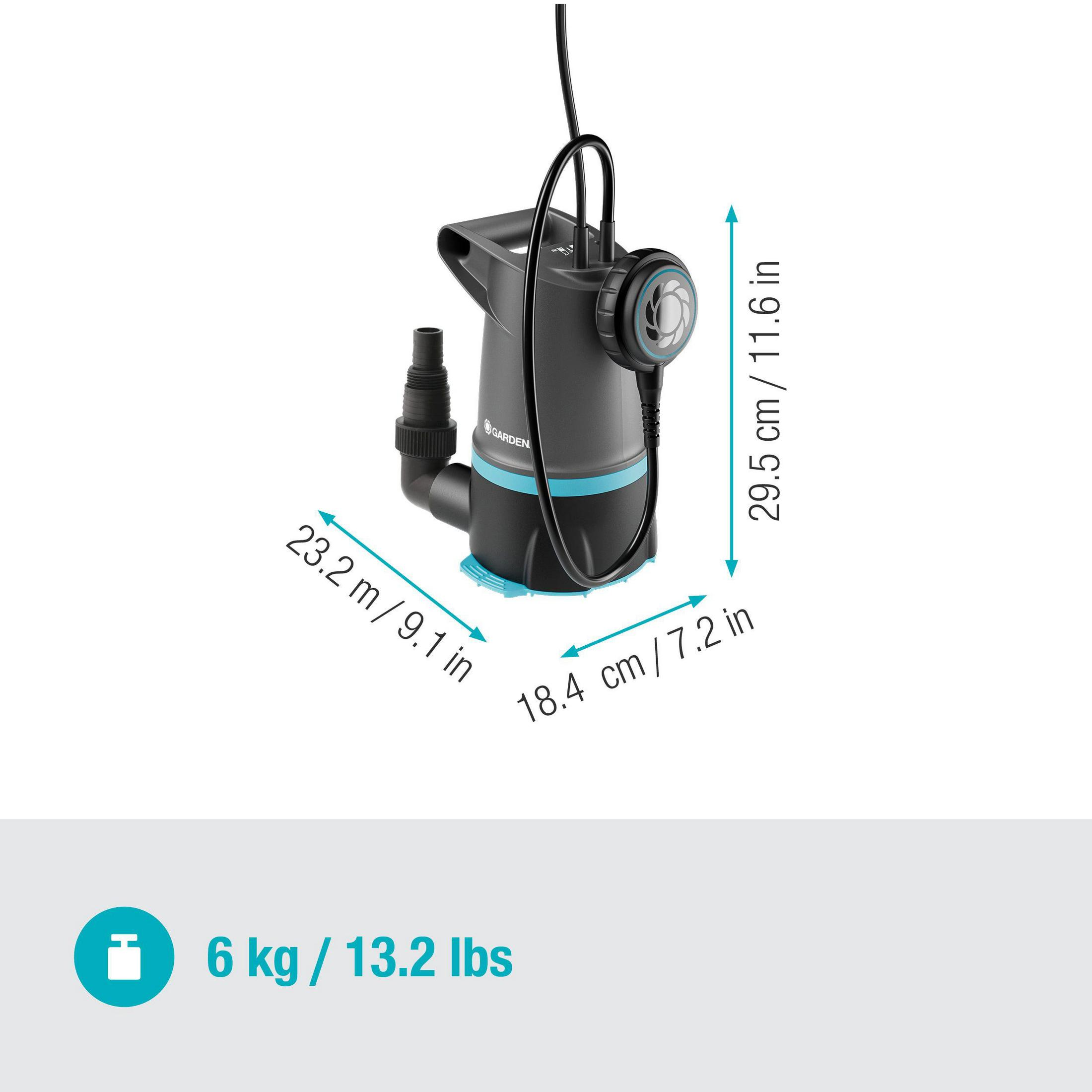 Czarna pompa o wymiarach 29,5x18,4x23,2 cm. Waga 6 kg.