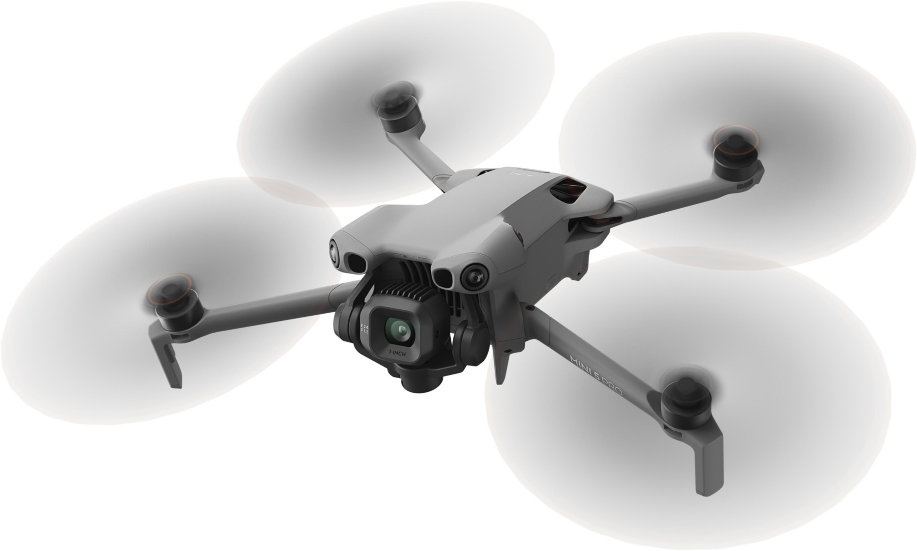 Szara dron DJI Mini 3 Pro z czterema obracającymi się śmigłami.