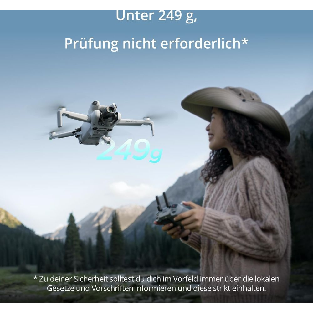 Biały dron leci przed kobietą w kapeluszu. Tekst po niemiecku.