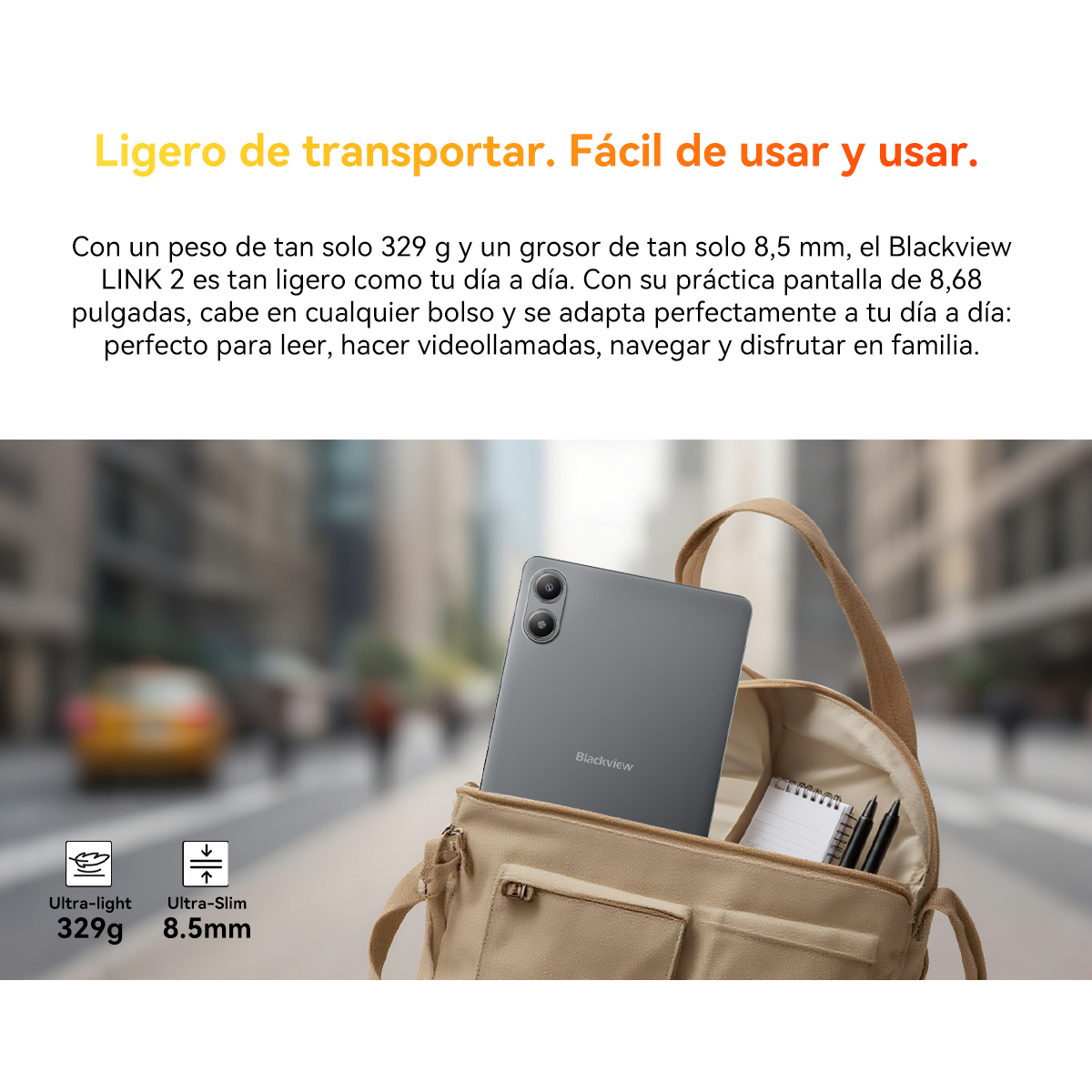 Una tableta gris descansa en un bolso beige, con una calle urbana borrosa al fondo.