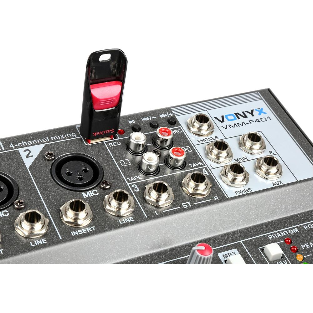 Un mixer Vonyx VMM-F401 con una chiavetta USB, ingressi XLR, prese jack e controlli.