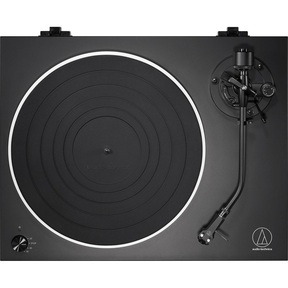Ein schwarzer Audio-Technica Plattenspieler mit Tonarm und Geschwindigkeitsreglern.