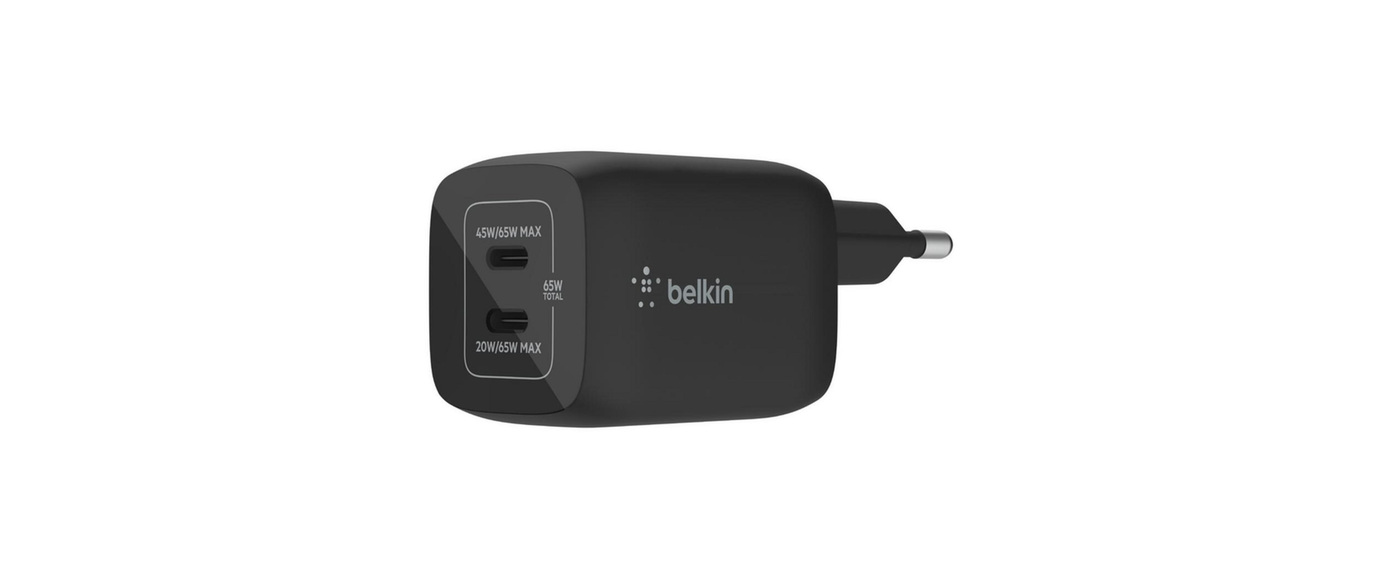 Cargador USB-C negro con dos puertos y logo de Belkin.