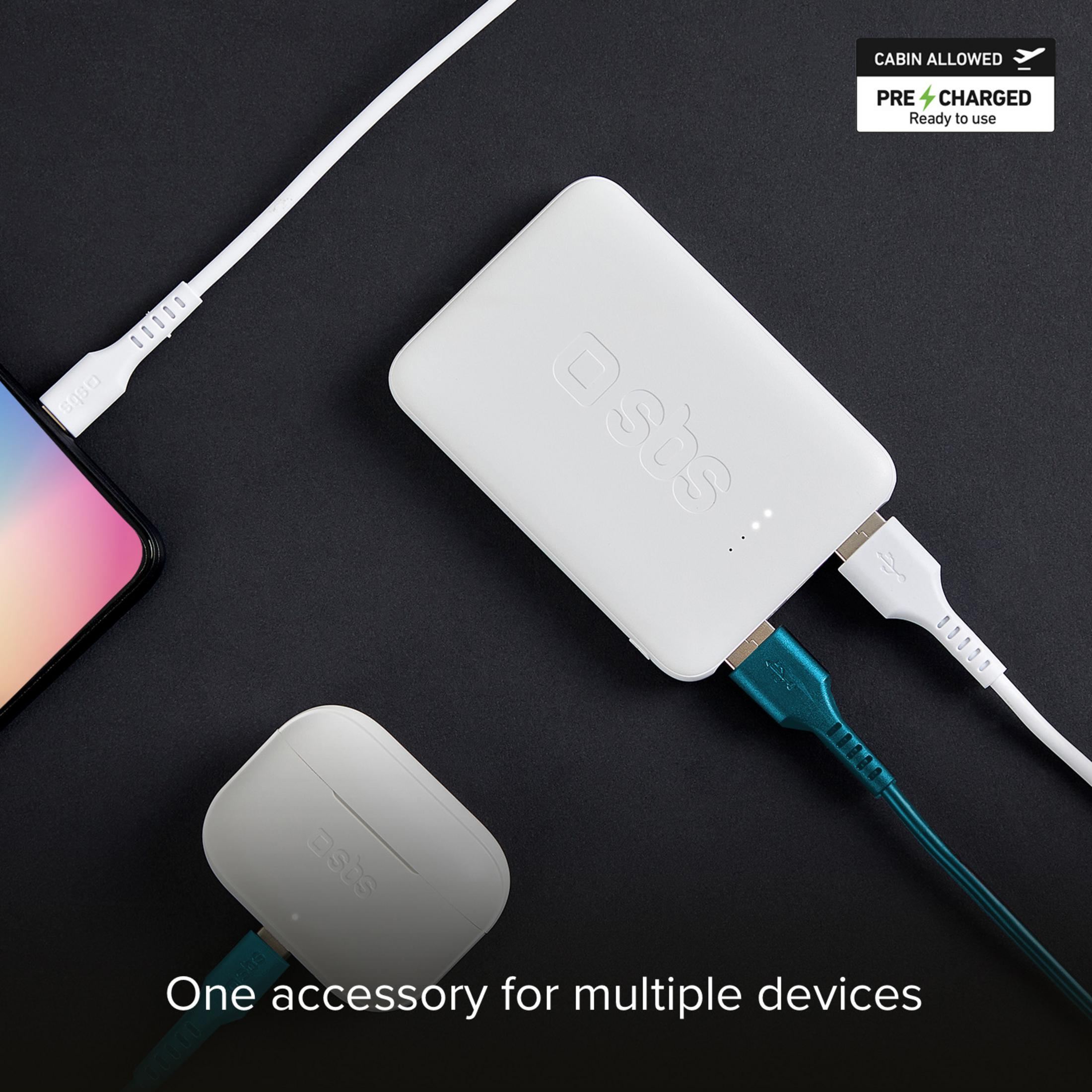Power bank bianca collegata a uno smartphone e custodia di ricarica bianca con due cavi.