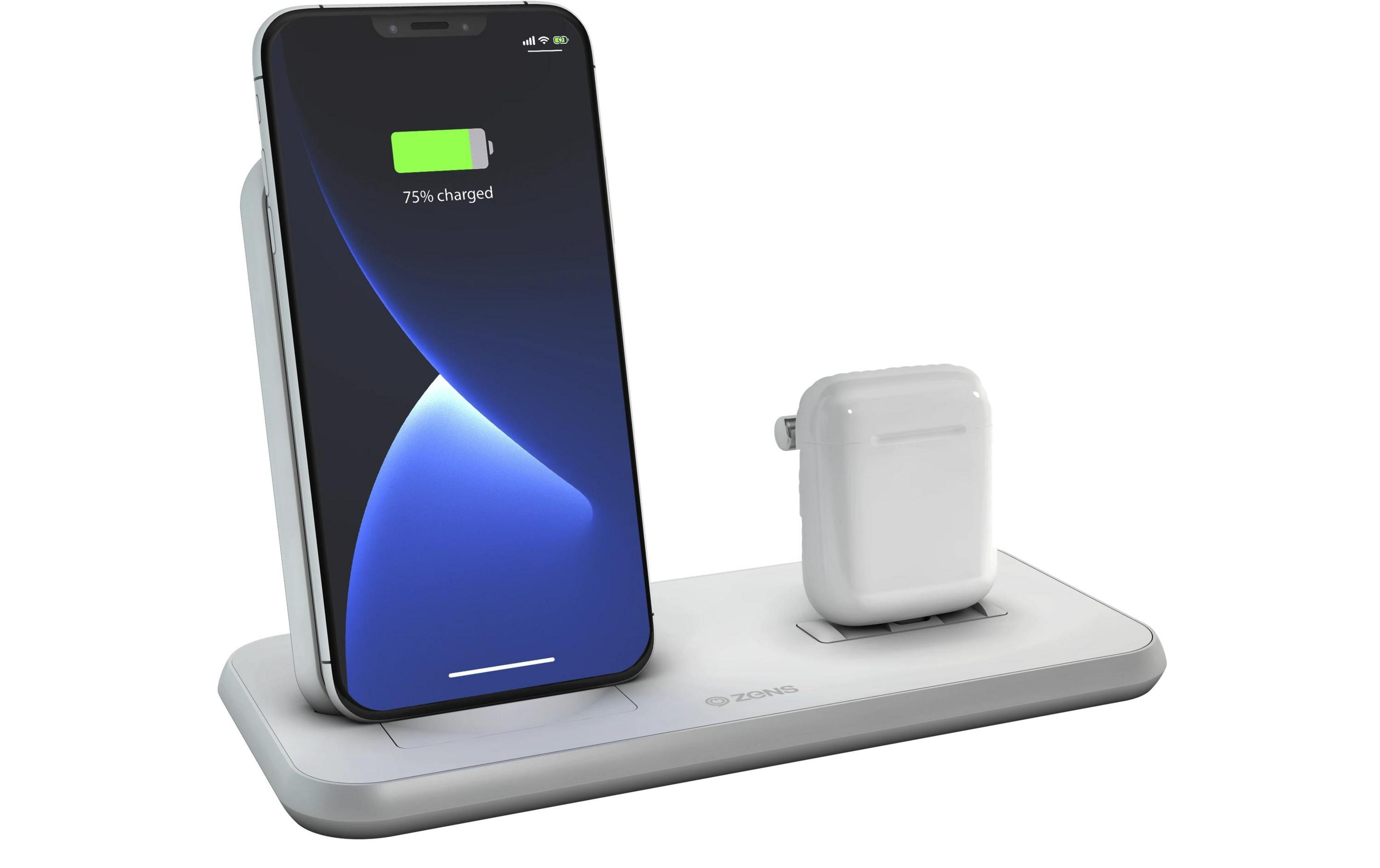 Ein iPhone wird auf einer weißen Ladestation geladen, daneben ein weißes Ladecase.