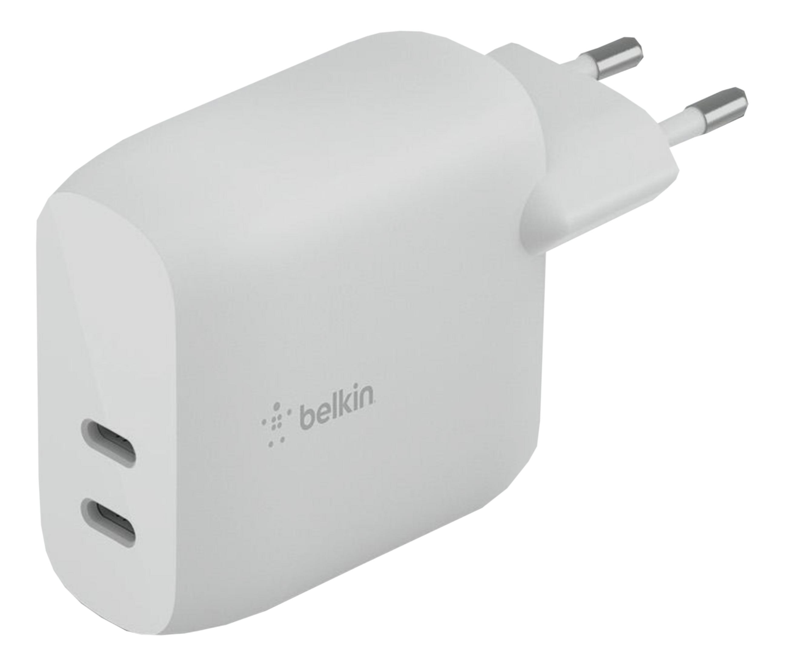 Katlanabilir uçlara sahip beyaz Belkin çift portlu USB-C şarj cihazı.