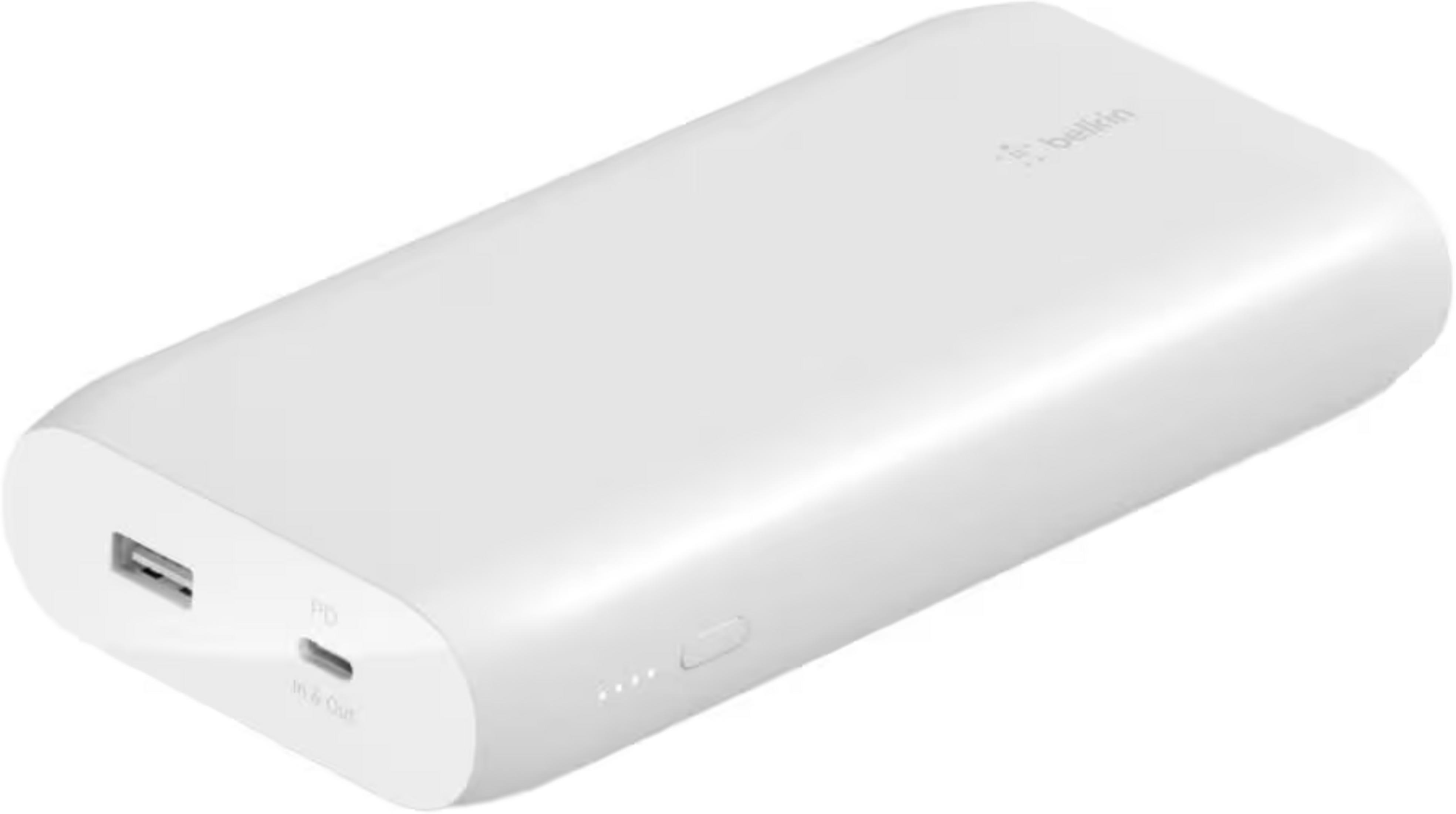 Un power bank Belkin bianco con porte USB-A e USB-C.
