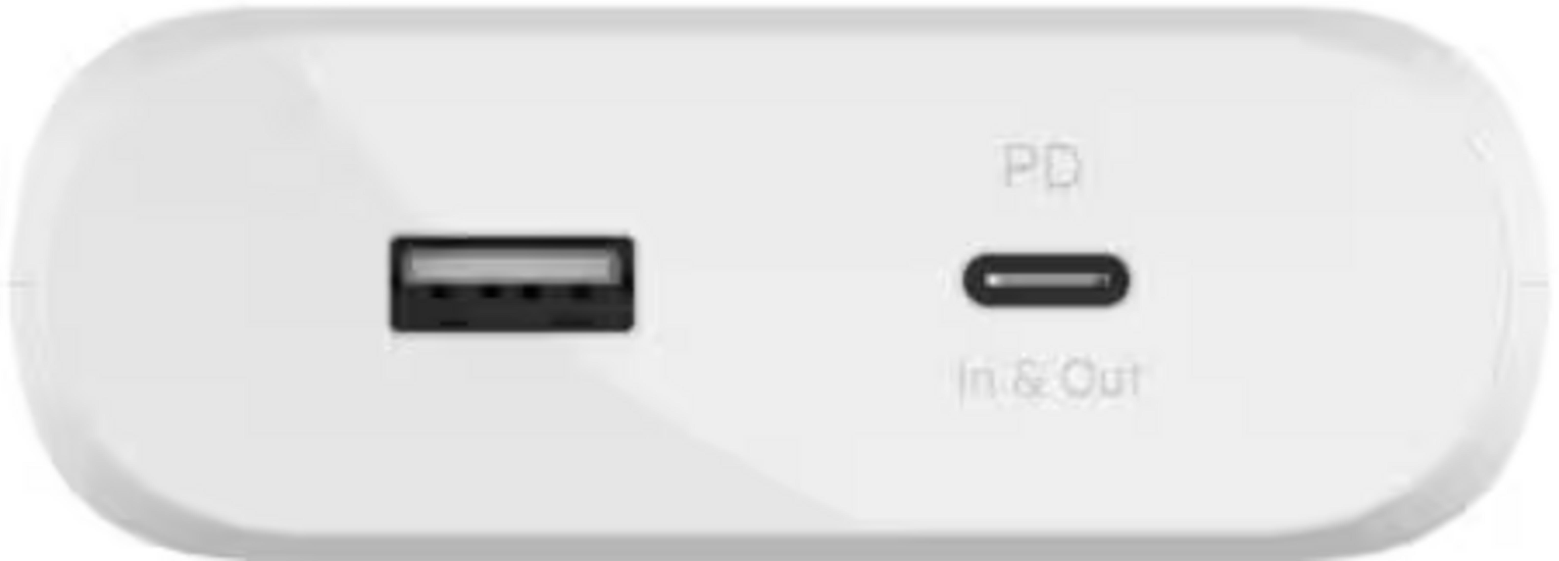 Un caricabatterie bianco con porte USB-A e USB-C.