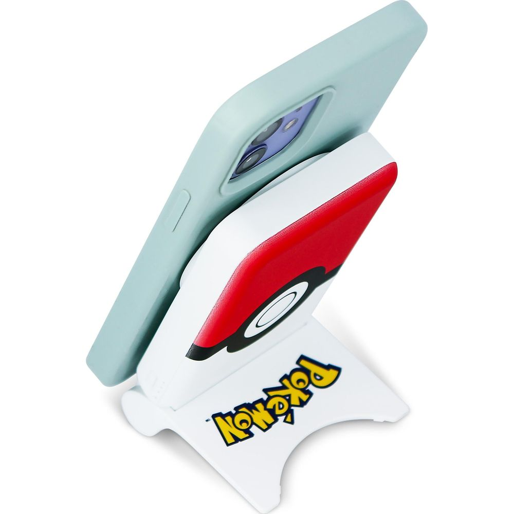 Un téléphone bleu clair repose sur un support de balle Pokémon blanc avec logo.