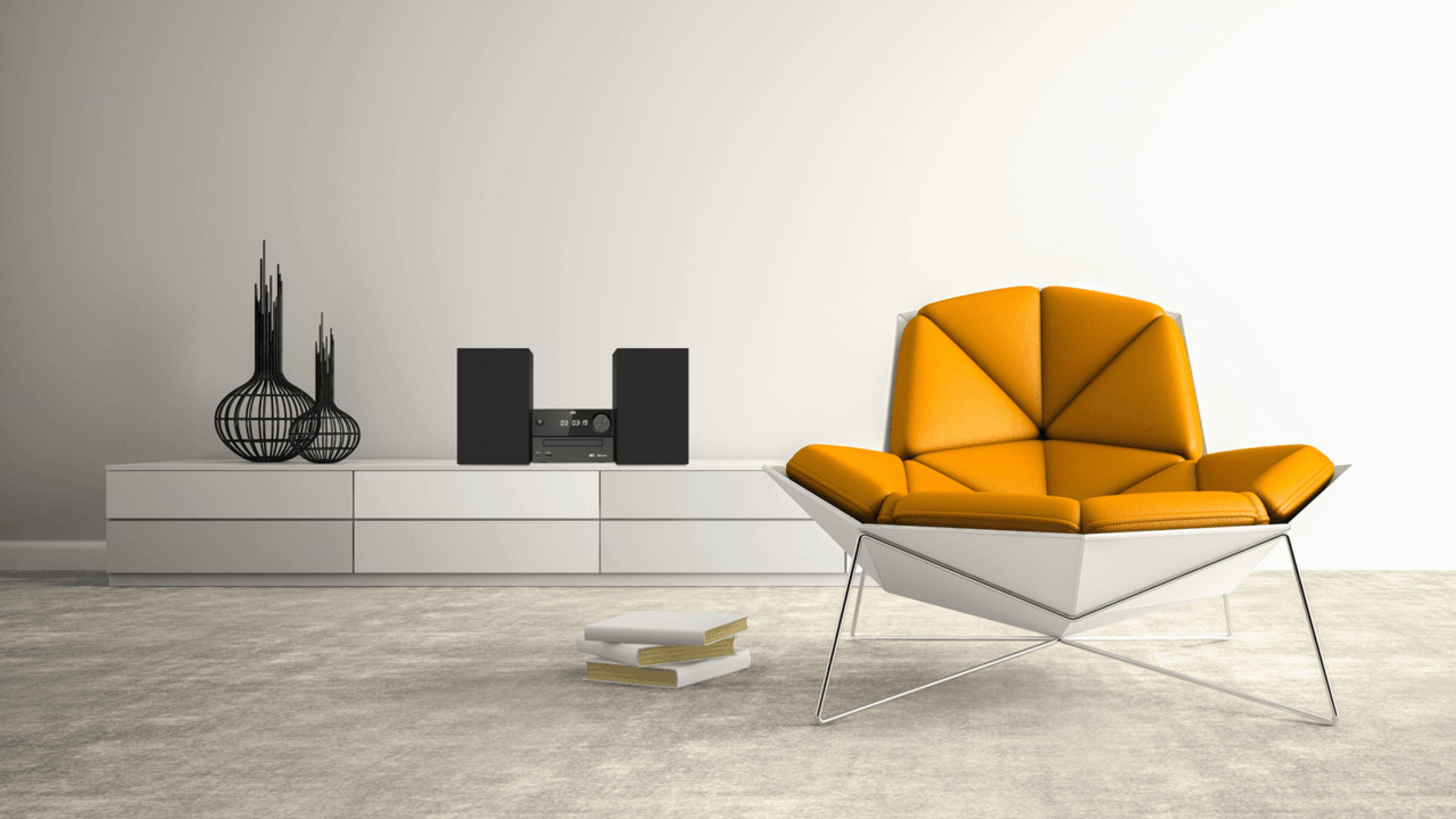 Ein orangefarner Sessel steht neben einem weißen Schrank mit Stereoanlage und Deko.