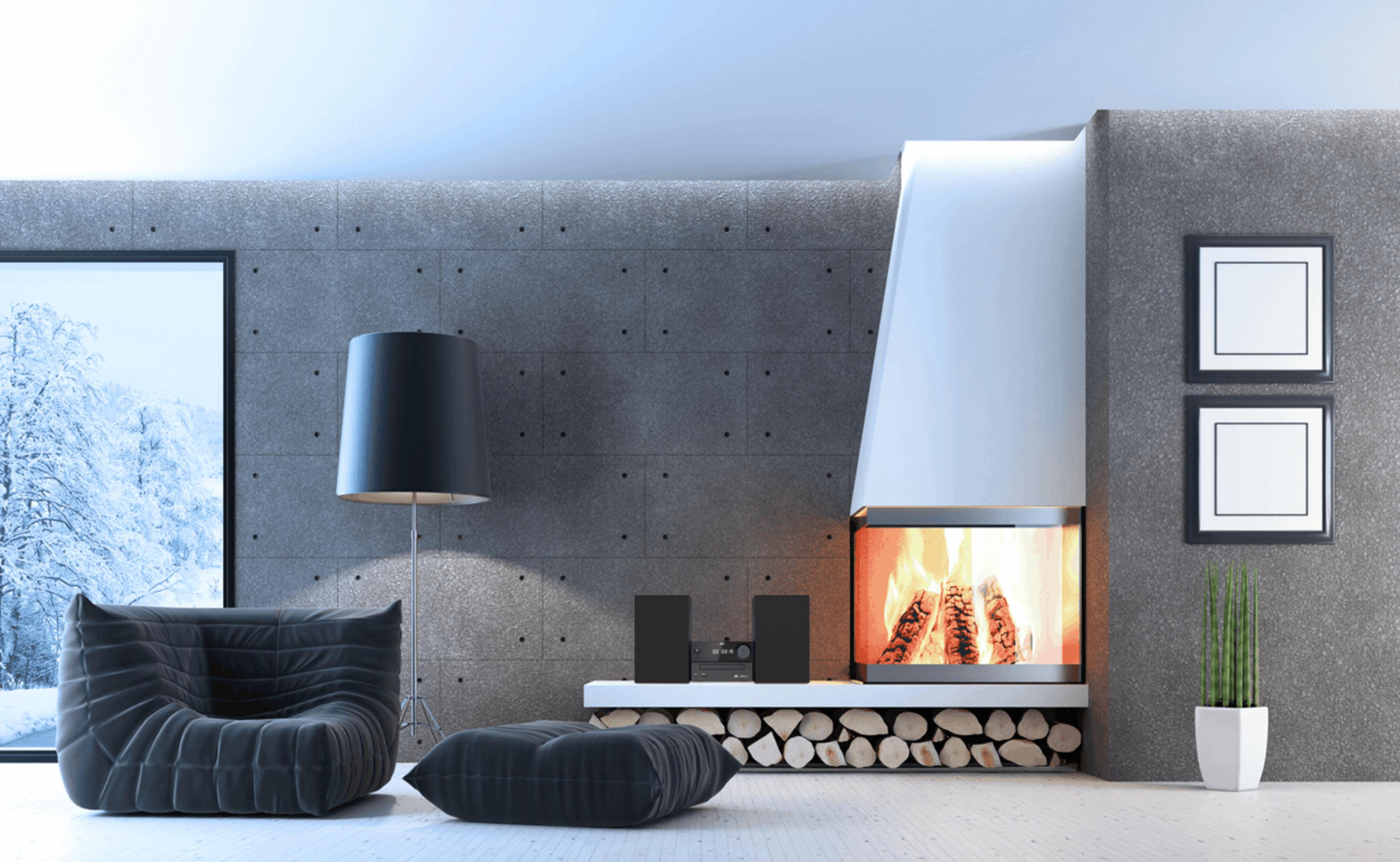 Ein modernes Wohnzimmer mit Kamin, dunklem Sessel und Fenster mit Schneelandschaft.