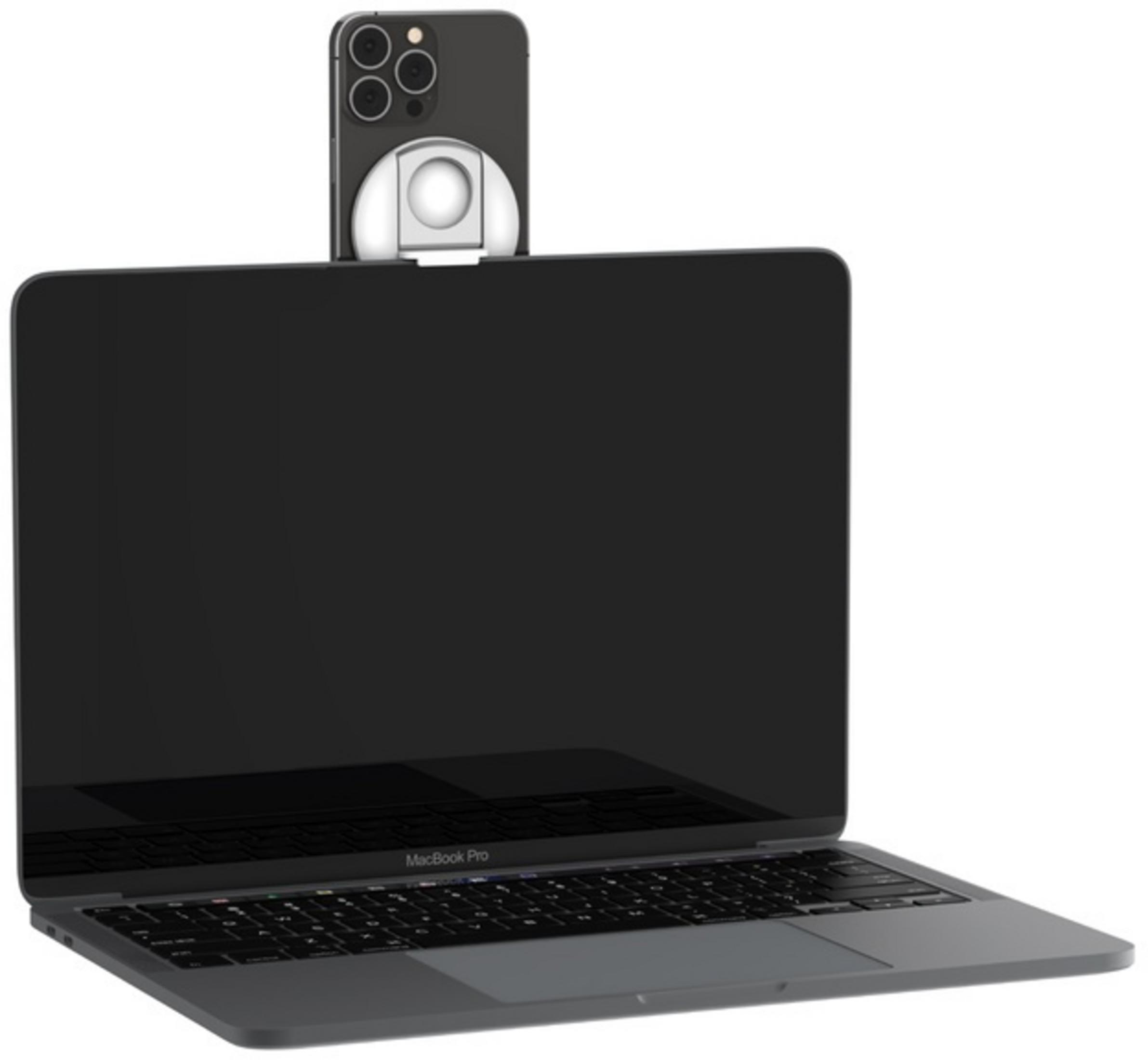 Een zwarte iPhone is met een witte standaard aan een zwarte MacBook Pro bevestigd.