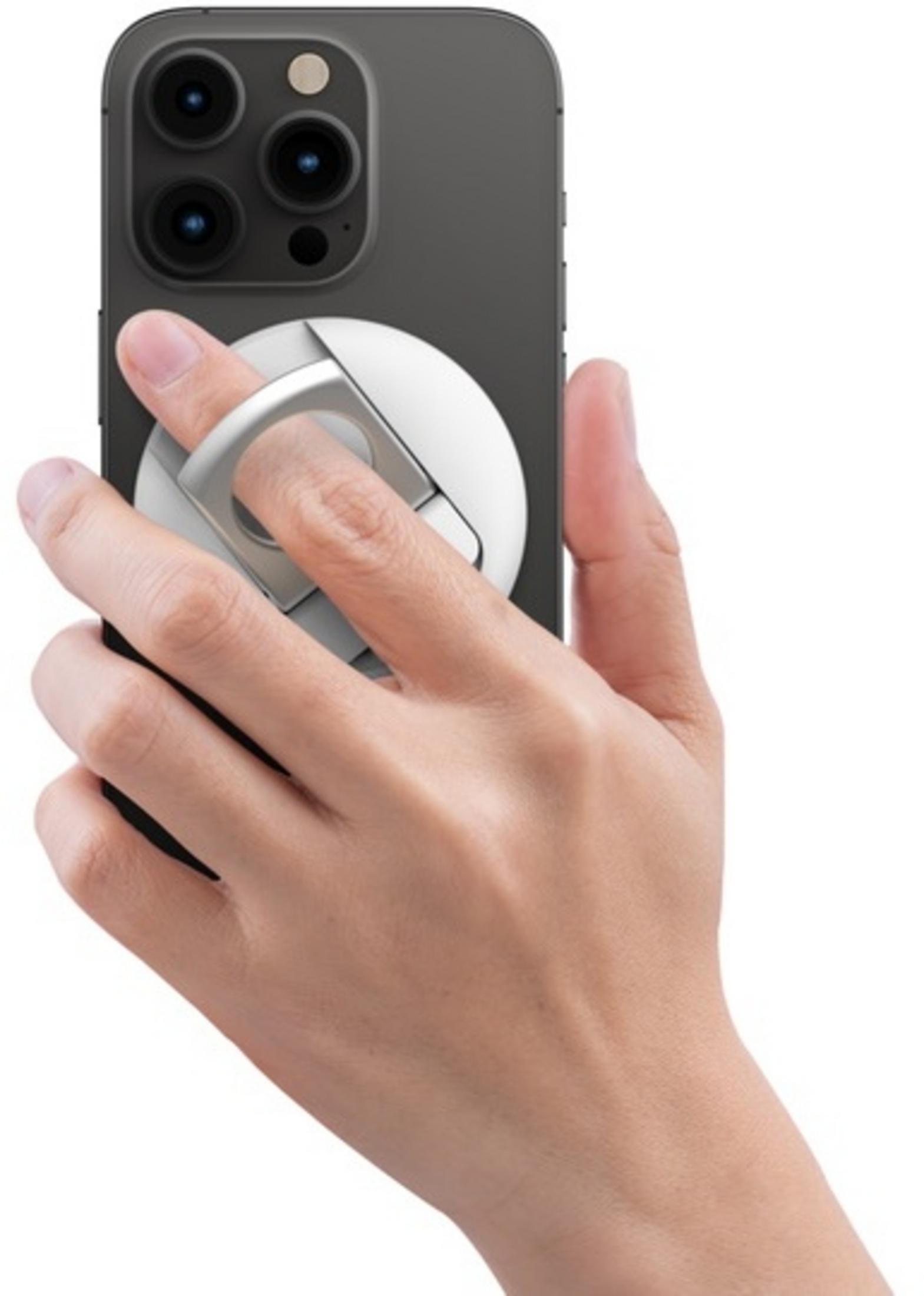 Een hand houdt een donkere smartphone vast met een ringhouder aan de achterkant.