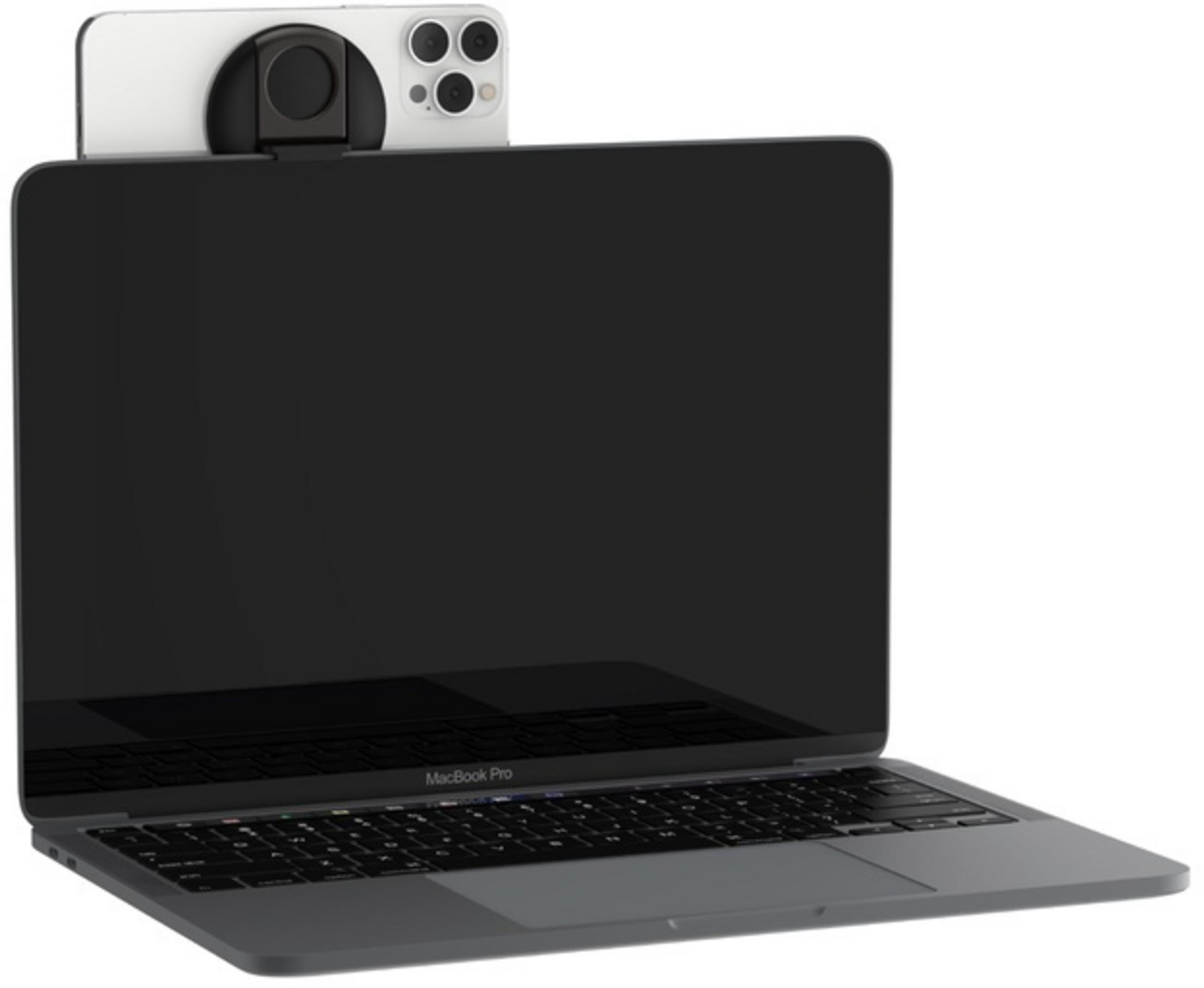 Un iPhone bianco con accessorio fotocamera su un MacBook Pro.