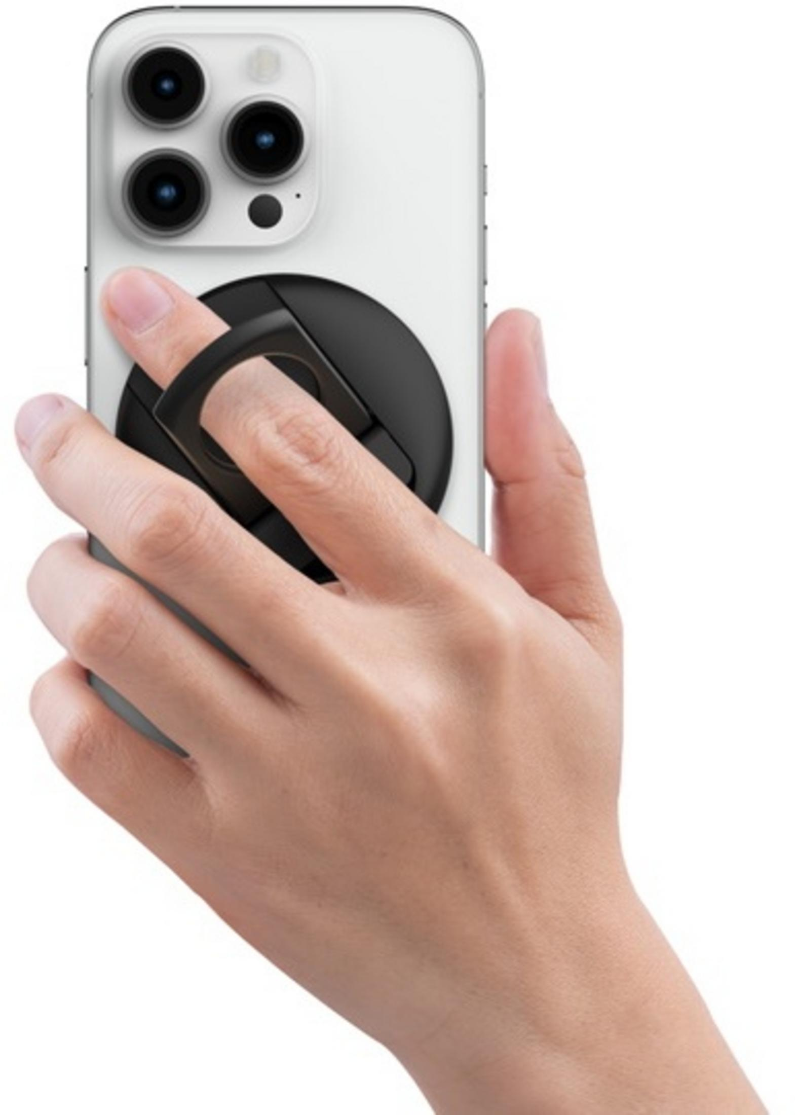 Una mano tiene uno smartphone bianco con anello. Fotocamere visibili sul retro.