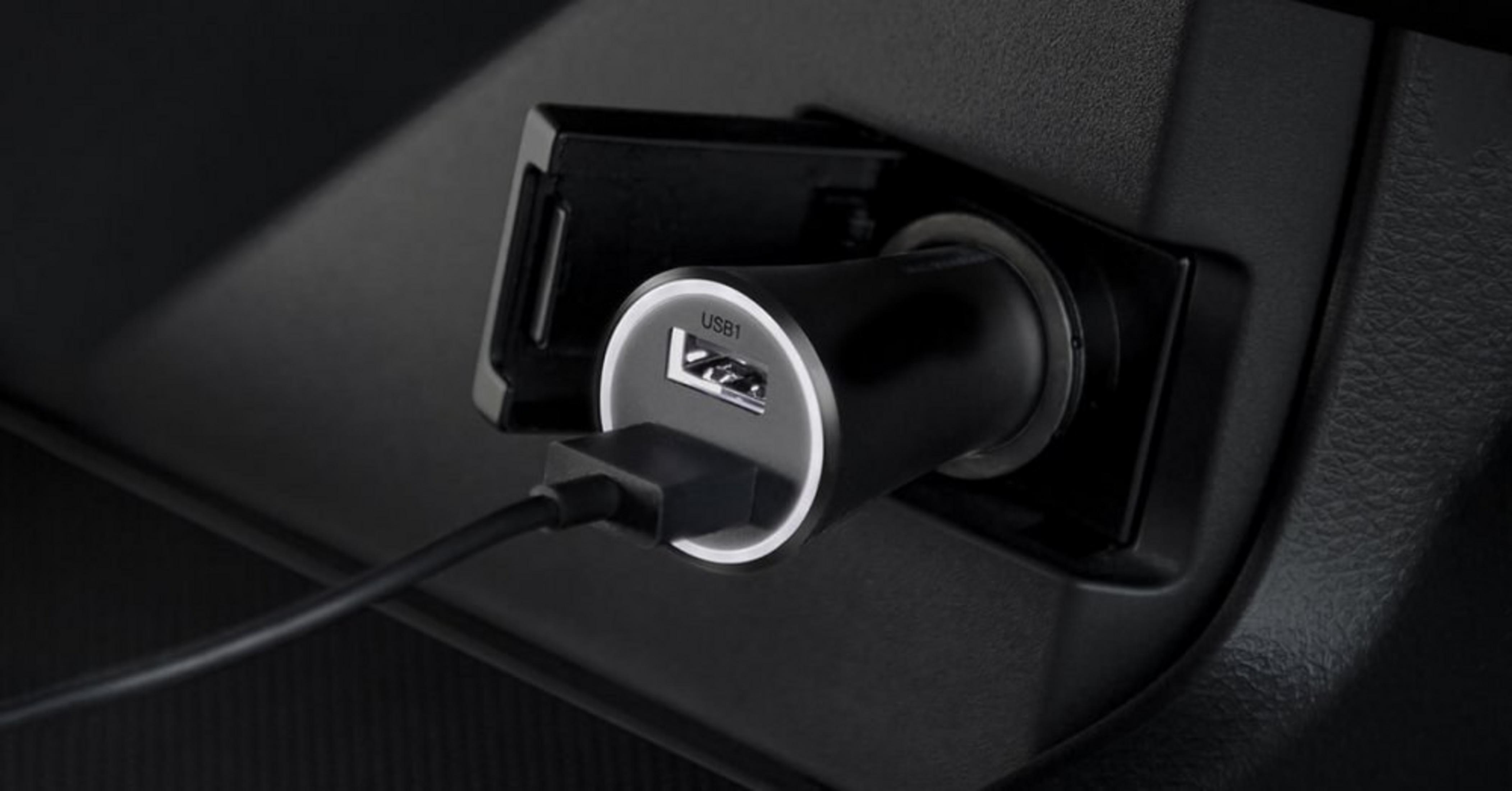 Czarna samochodowa ładowarka USB z podłączonym kablem.