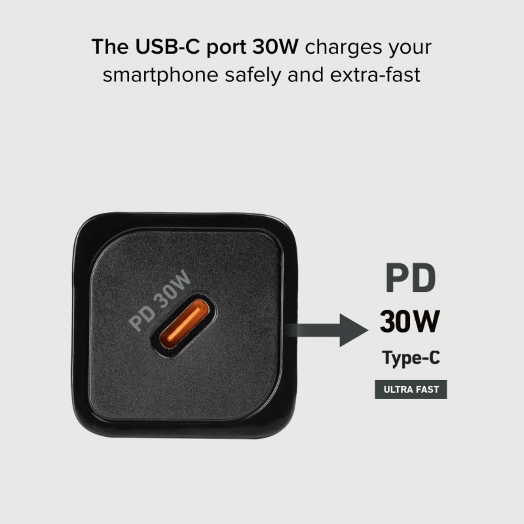 Caricatore USB-C nero con 30W PD per ricarica rapida.