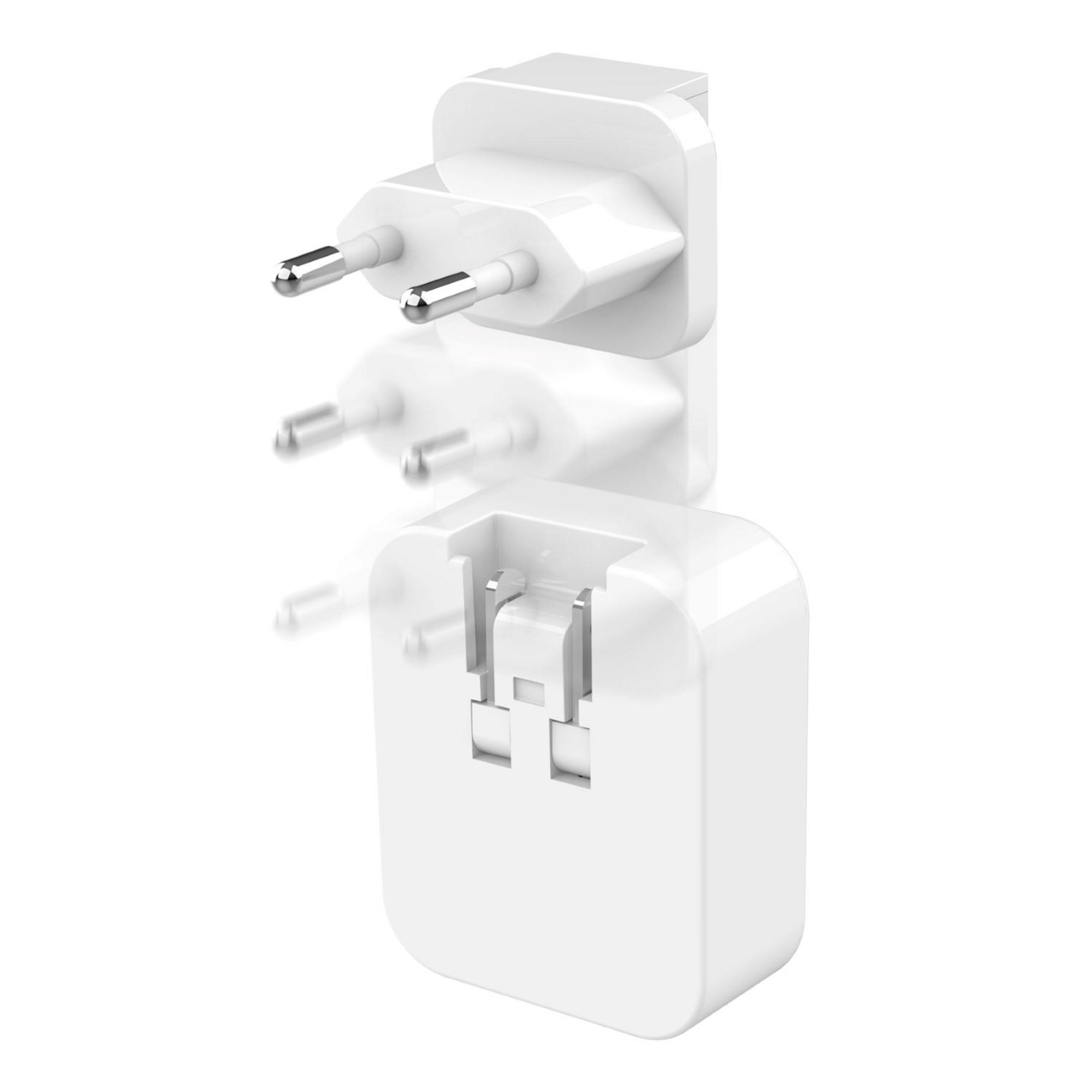 Un adaptador de viaje blanco con clavijas retráctiles sobre fondo blanco.