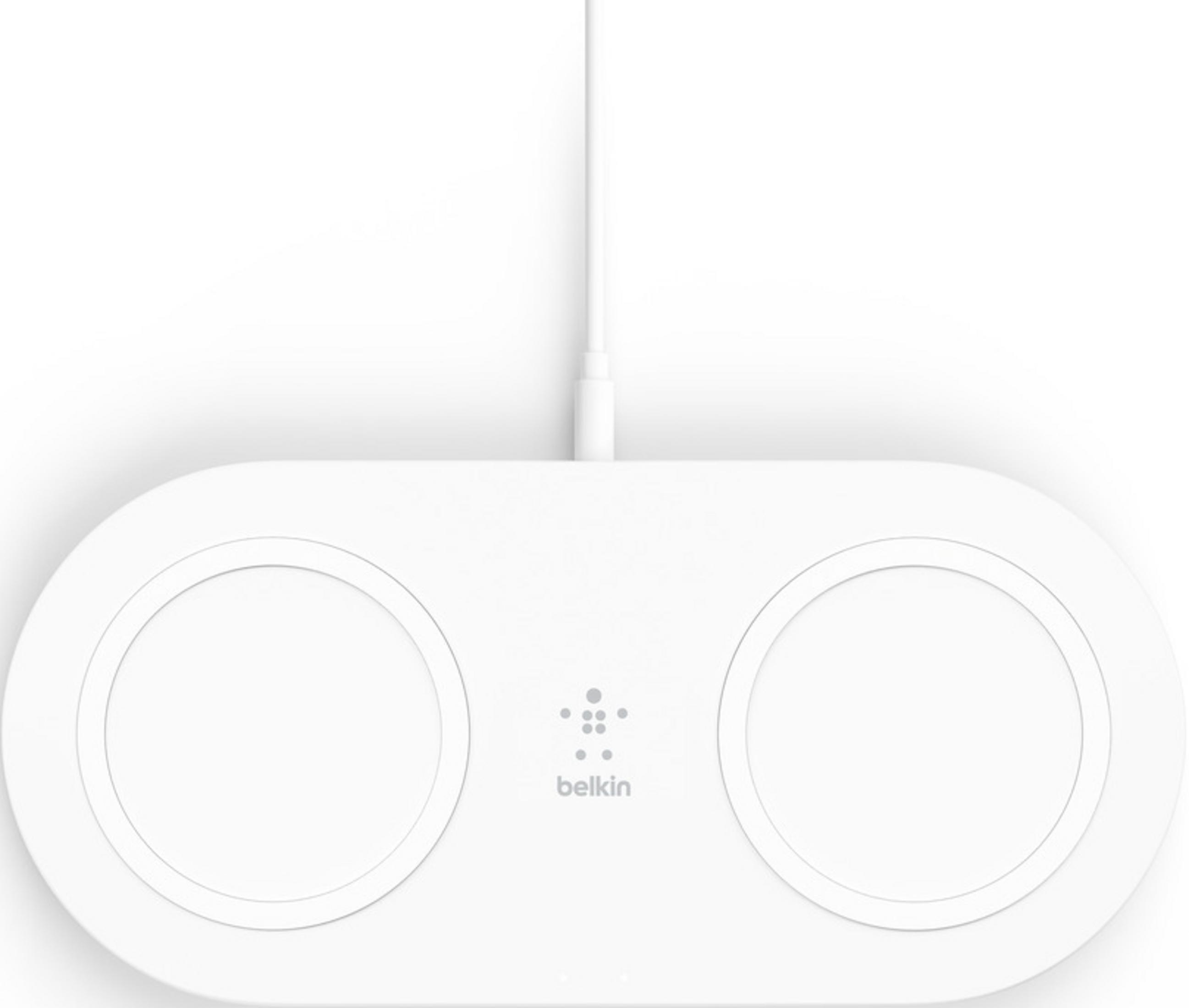 Ein weißes, ovalförmiges Dual-Ladegerät von Belkin mit zwei Ladeflächen und einem Kabel.