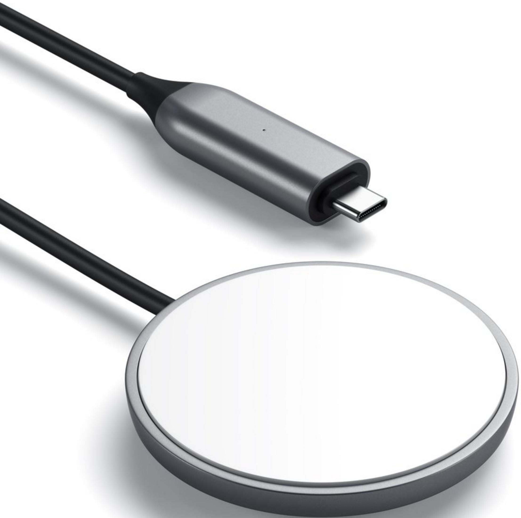 Un pad di ricarica Qi bianco con bordo argentato e cavo USB-C nero.