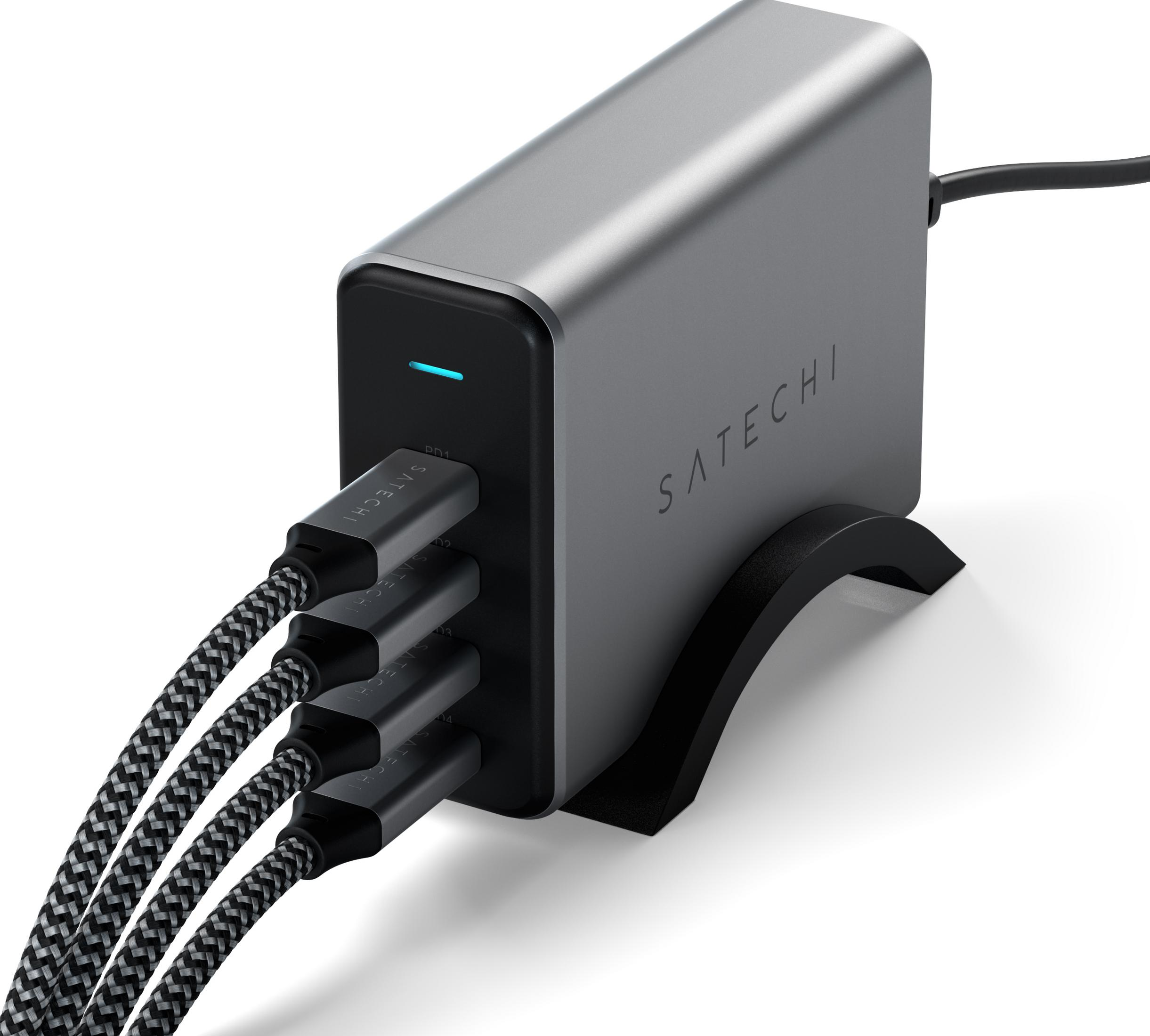 Cargador Satechi gris con tres cables USB-C y una luz azul.