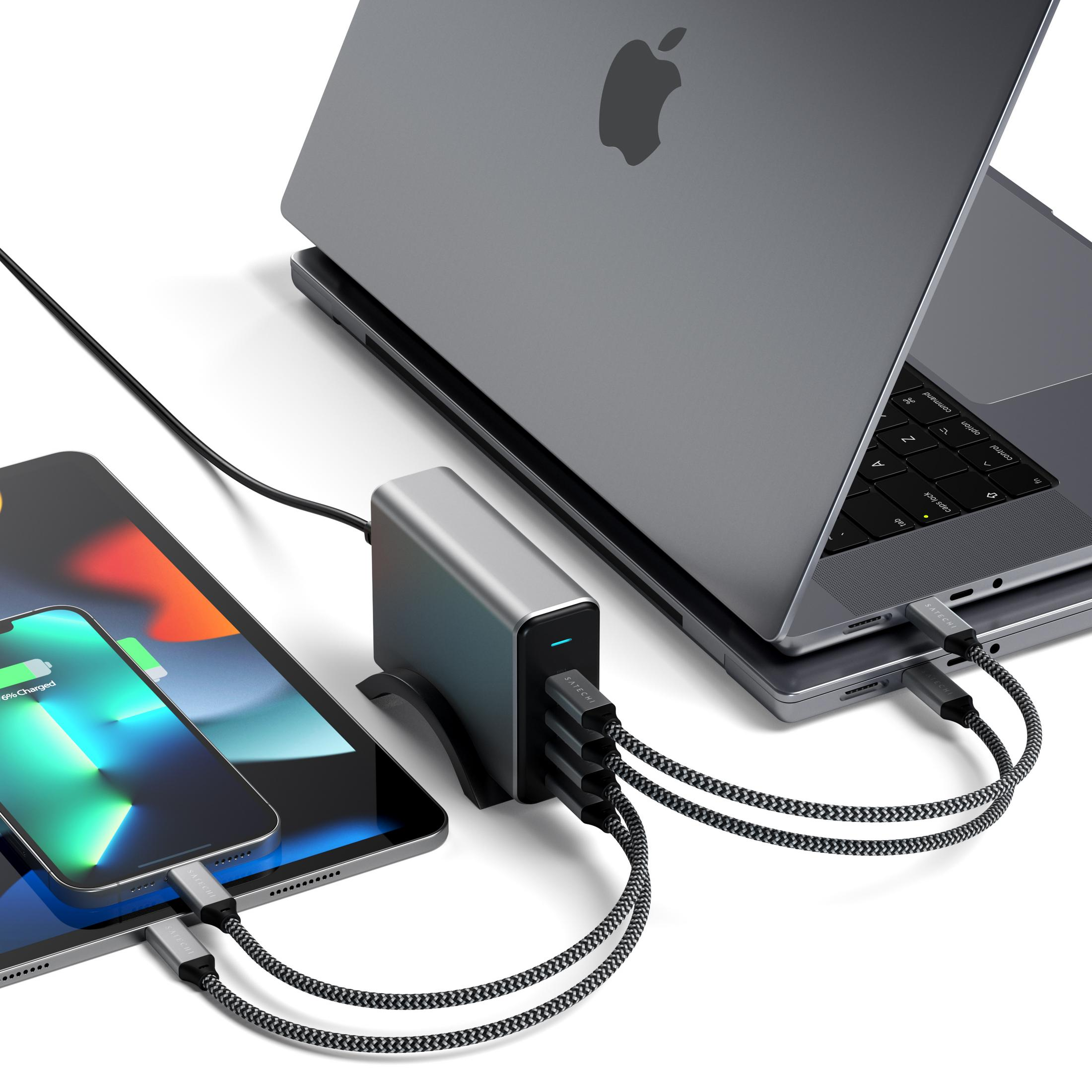 Un portátil, una tableta y un teléfono están conectados a un concentrador de carga.