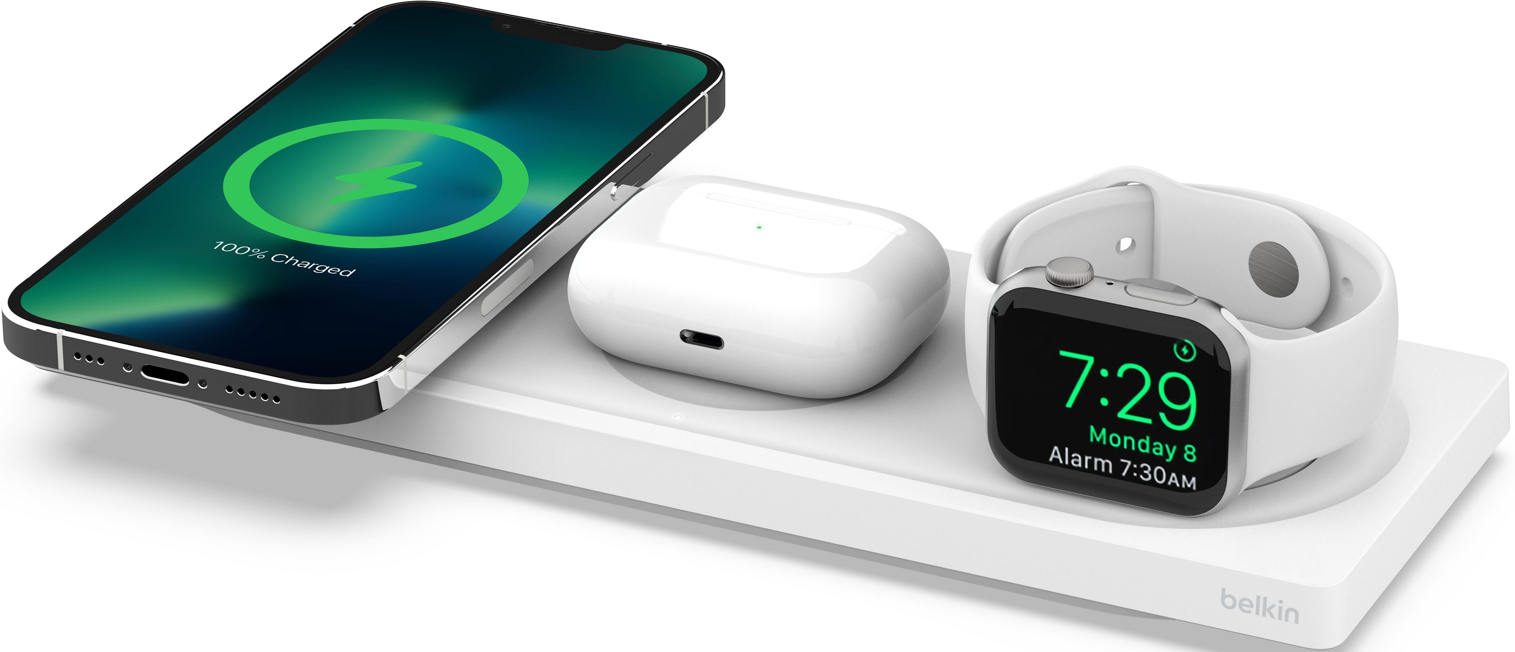 Een wit laadstation voor drie apparaten met iPhone, AirPods en Apple Watch.
