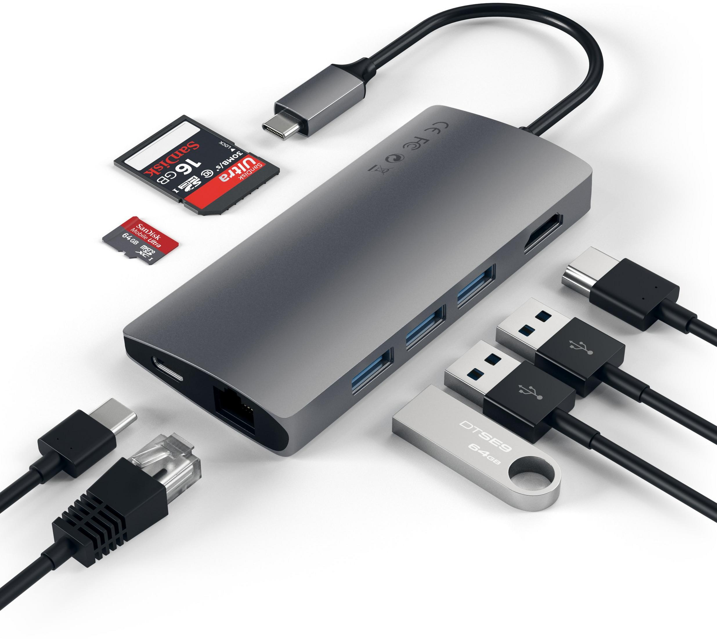 Grauer USB-C-Hub mit SD-Karten, USB-Sticks und Kabeln auf weißem Hintergrund.