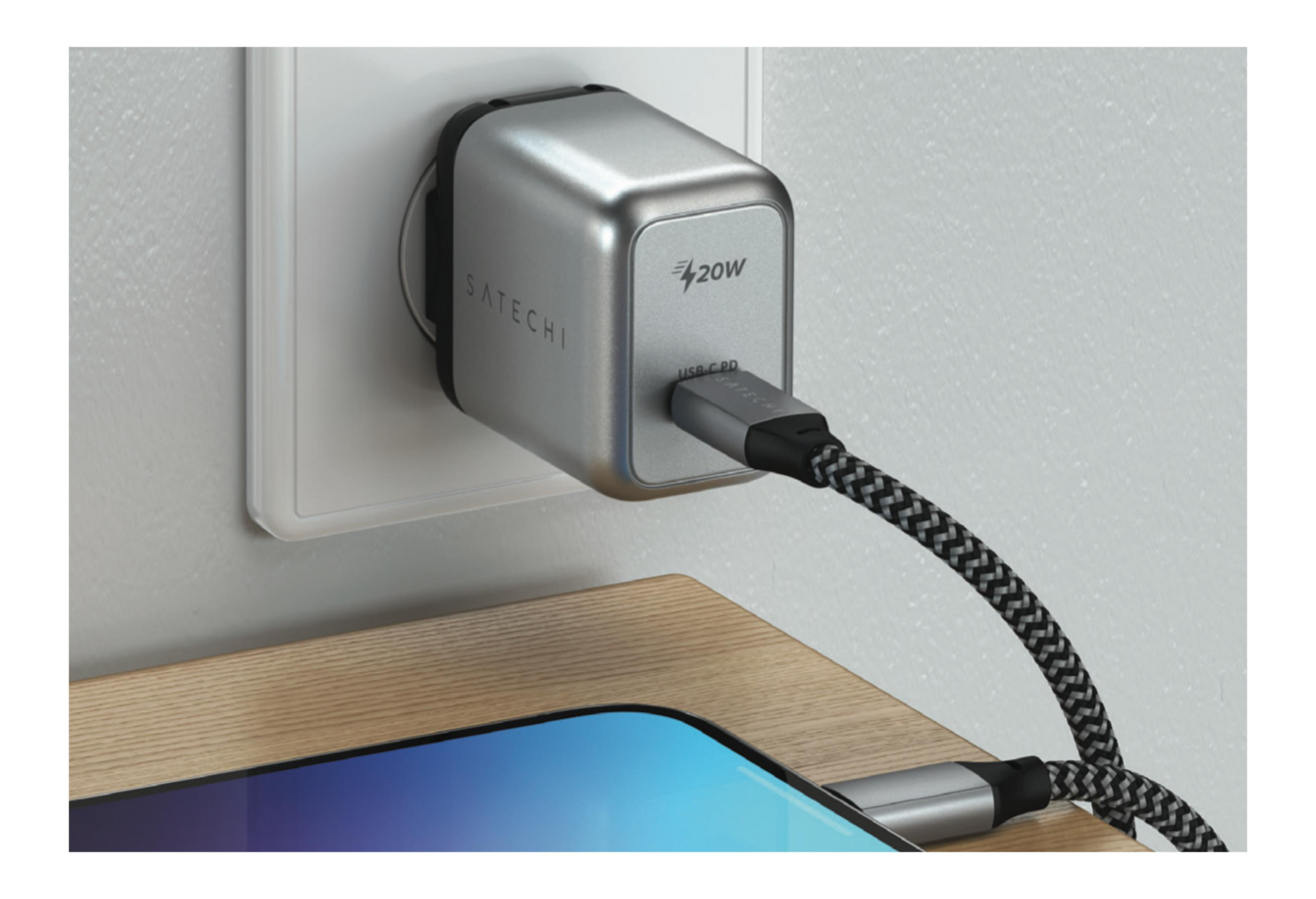 Ein silberner Satechi 20W USB-C PD Ladeadapter in einer Steckdose.