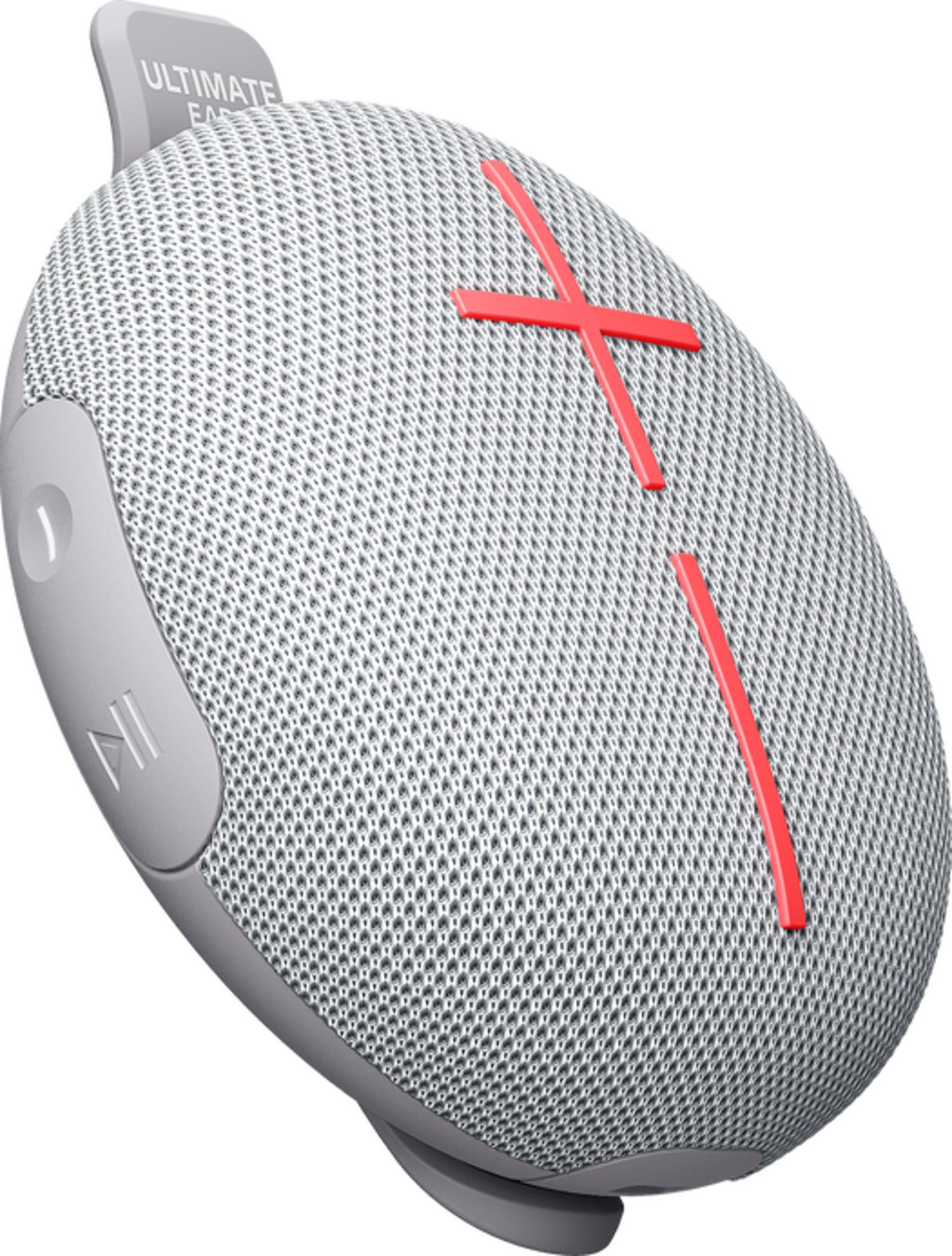 Szary głośnik z czerwonymi przyciskami, na białym tle.