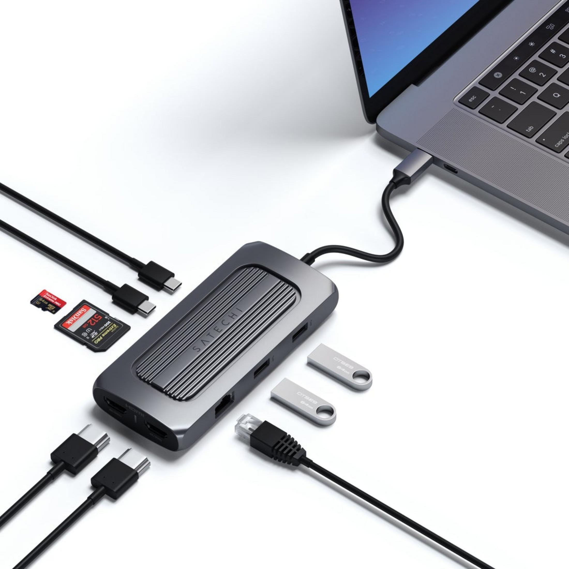 Un hub USB-C Satechi collegato a un laptop, con schede SD e unità USB.