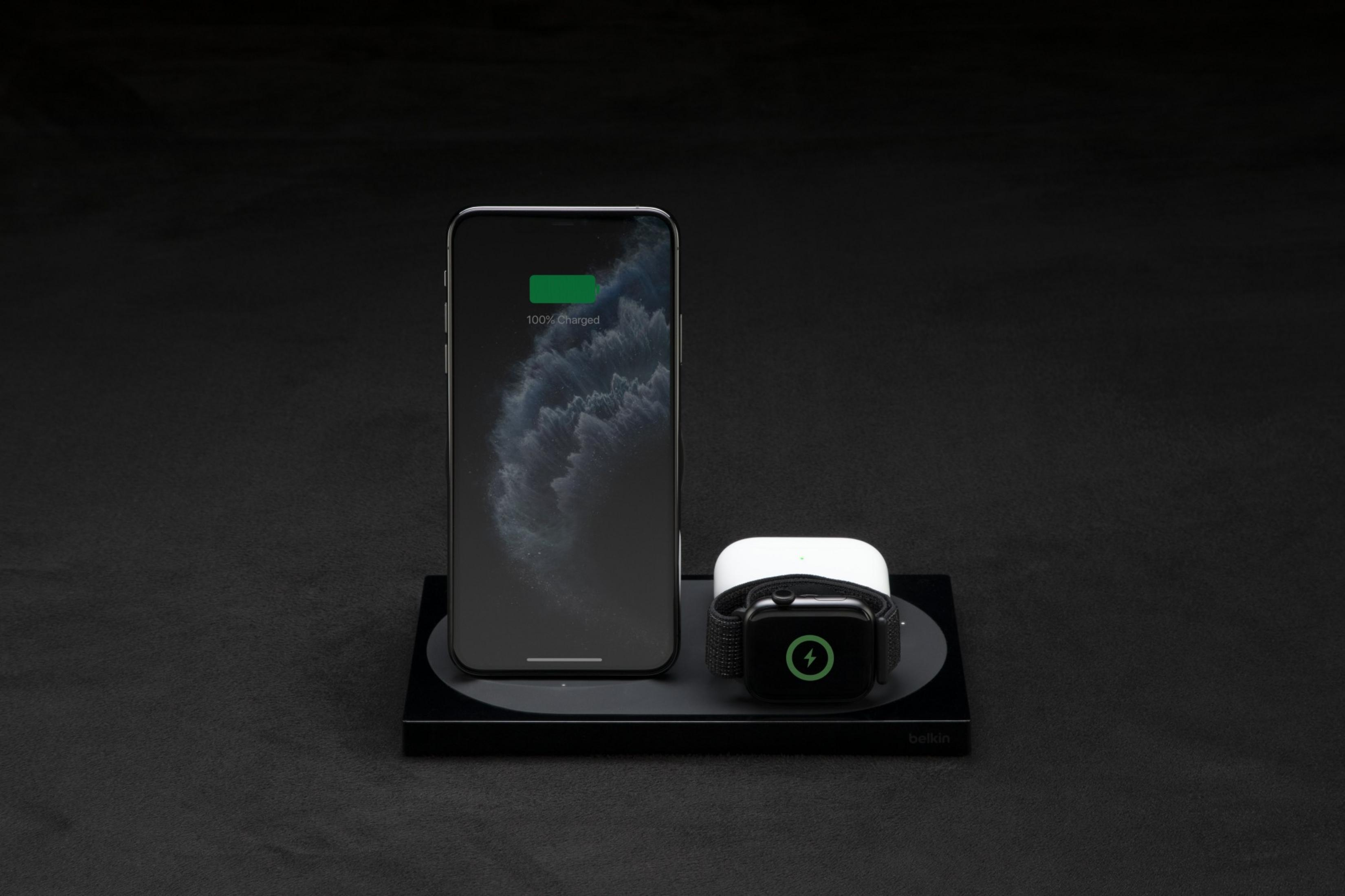 Ein iPhone, ein Ladecase und eine Apple Watch auf Ladestation.