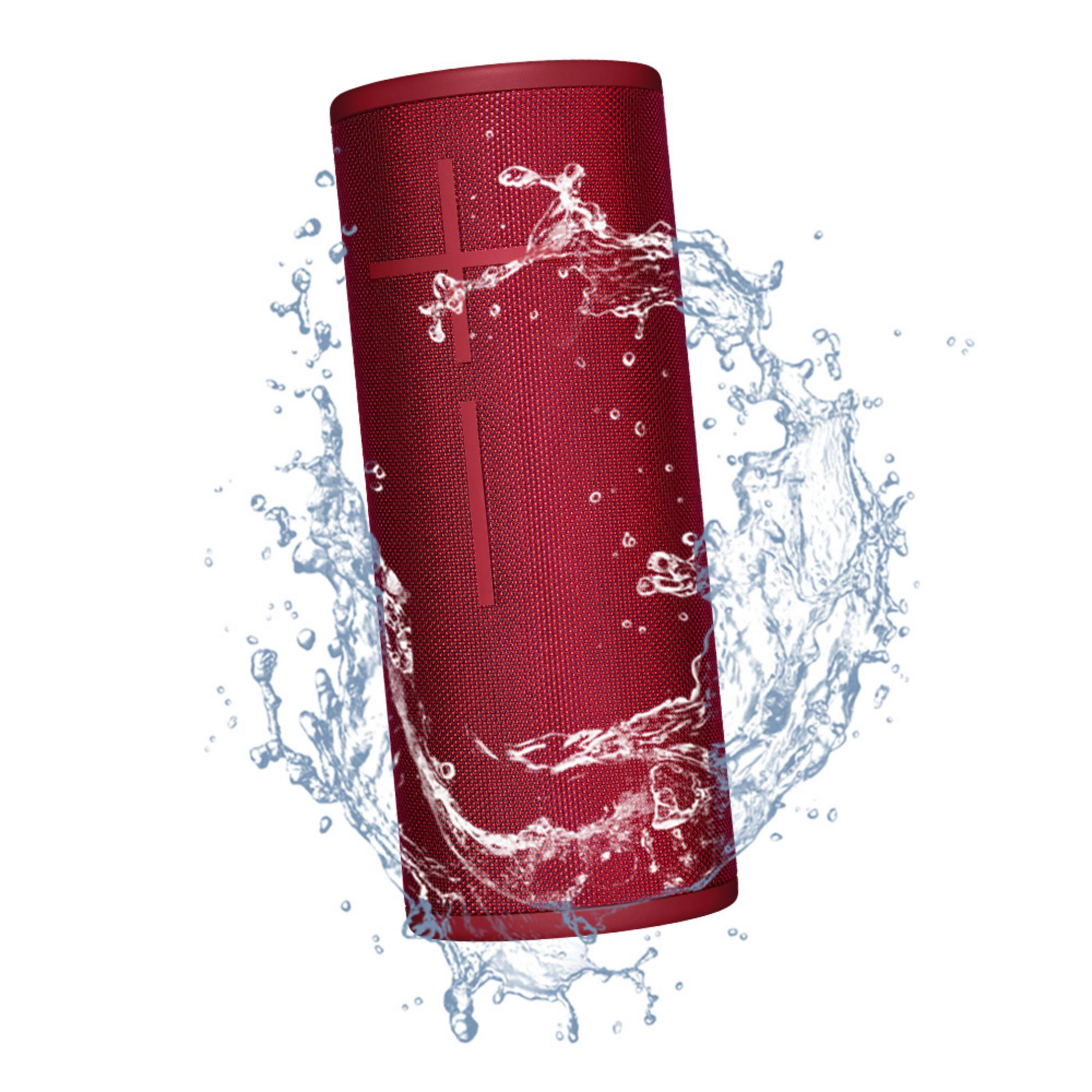 Czerwony głośnik oblany wodą na białym tle.