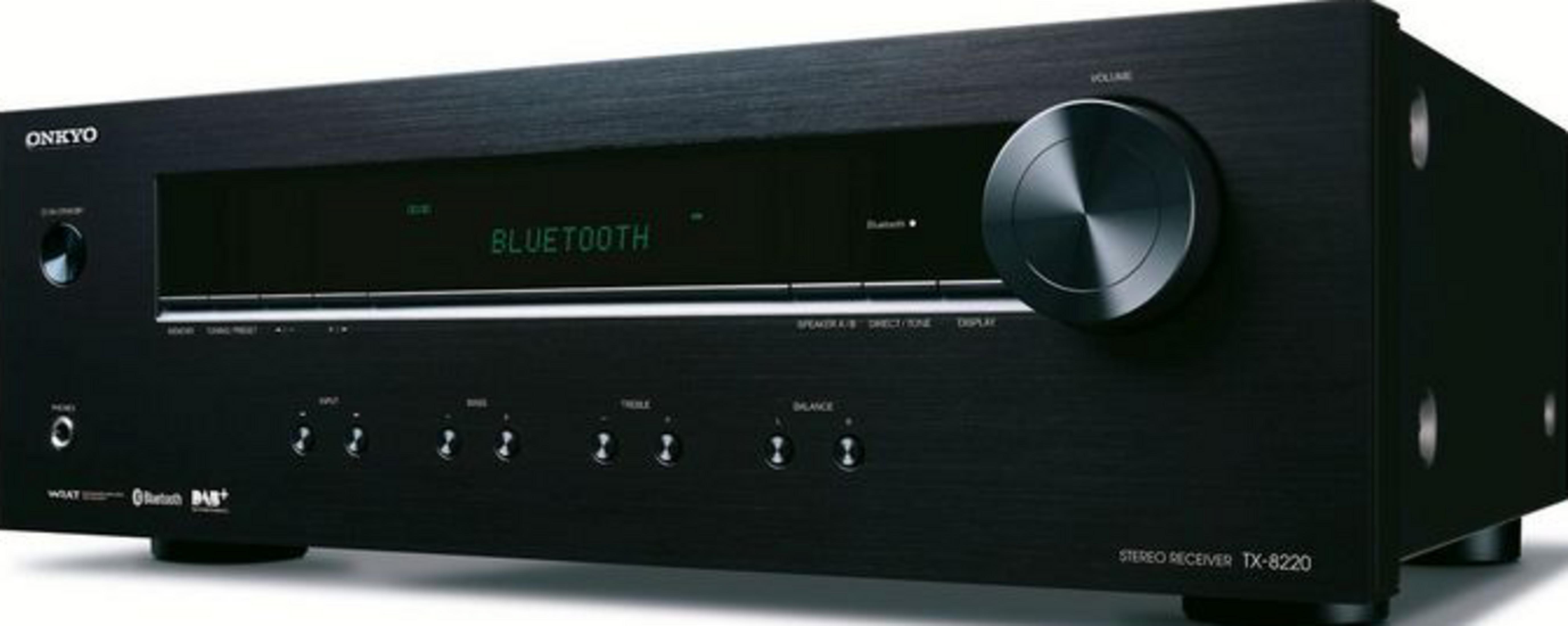 Schwarzer Onkyo Stereo Receiver TX-8220 mit BLUETOOTH-Anzeige und Drehregler.