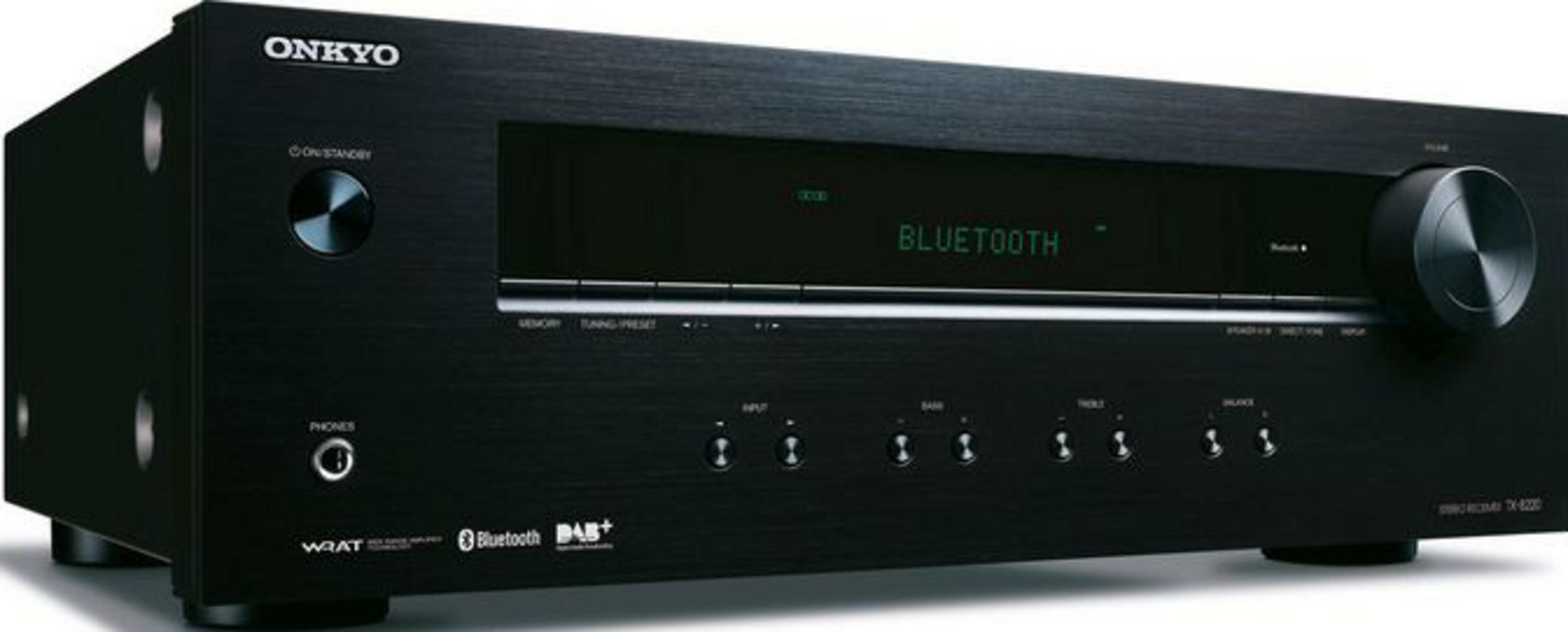 Schwarzer Onkyo AV-Receiver mit digitaler Anzeige, die BLUETOOTH anzeigt.