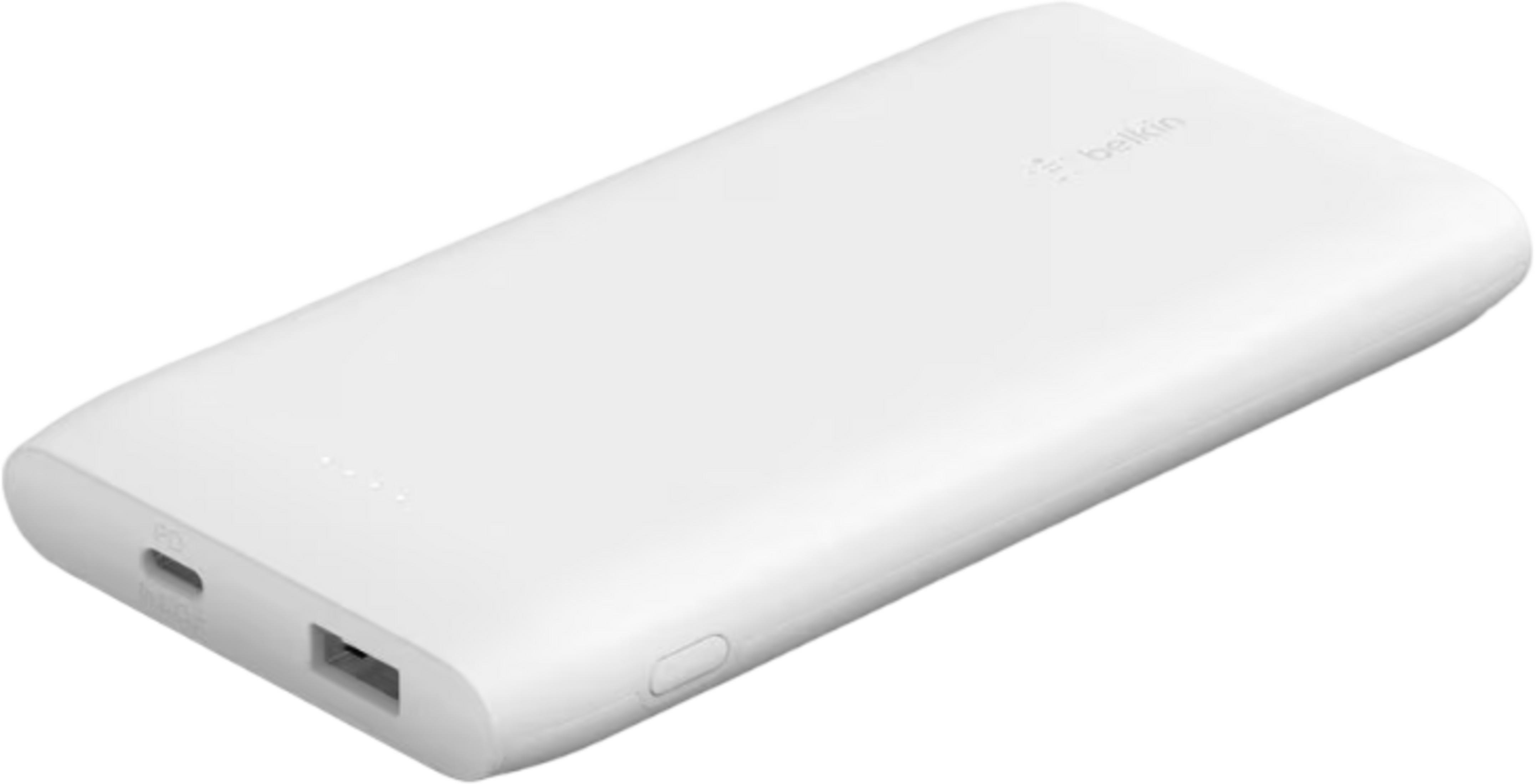Una batería externa Belkin blanca con puertos USB-C y USB-A.