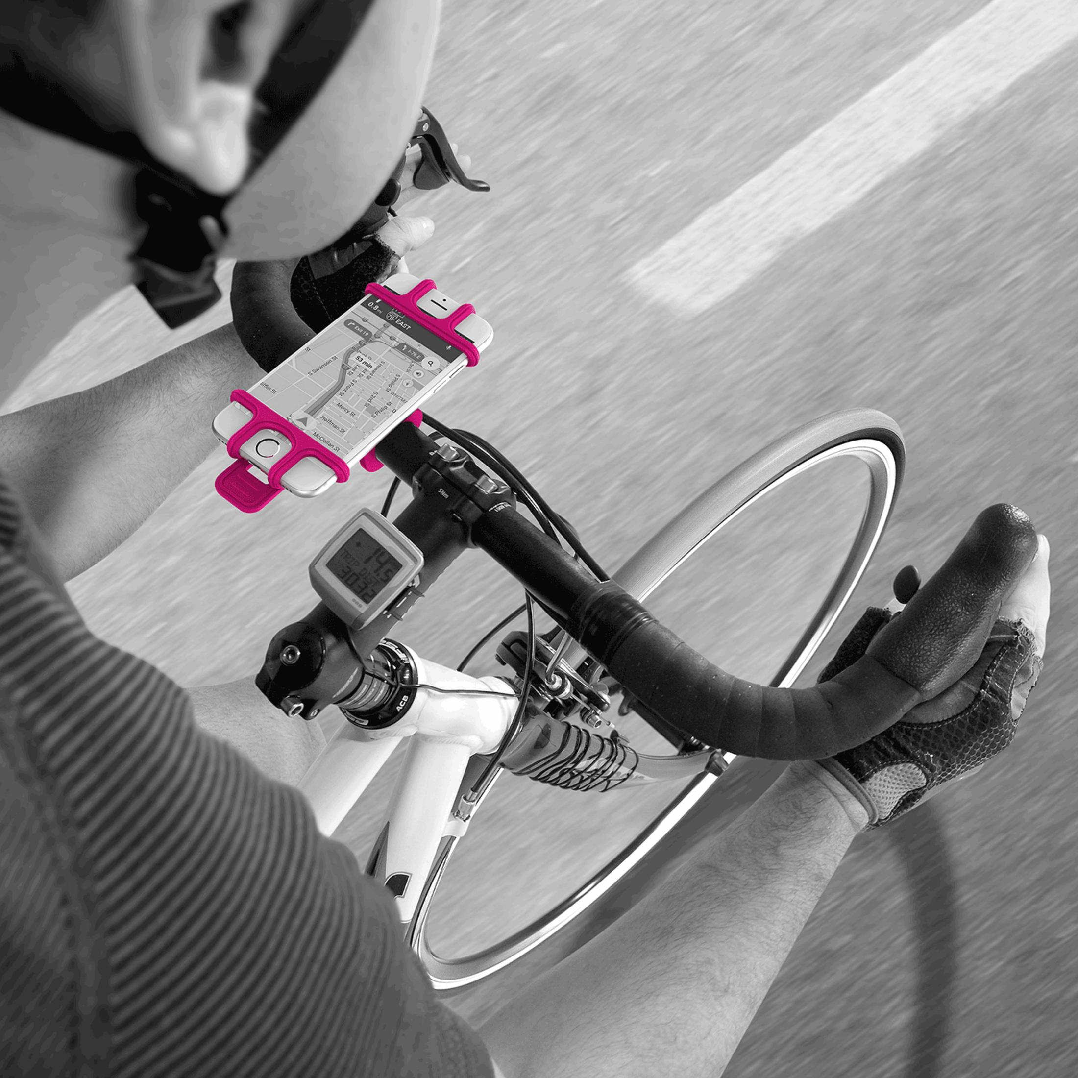 Ciclista con soporte para teléfono en el manillar, se muestra app de navegación.