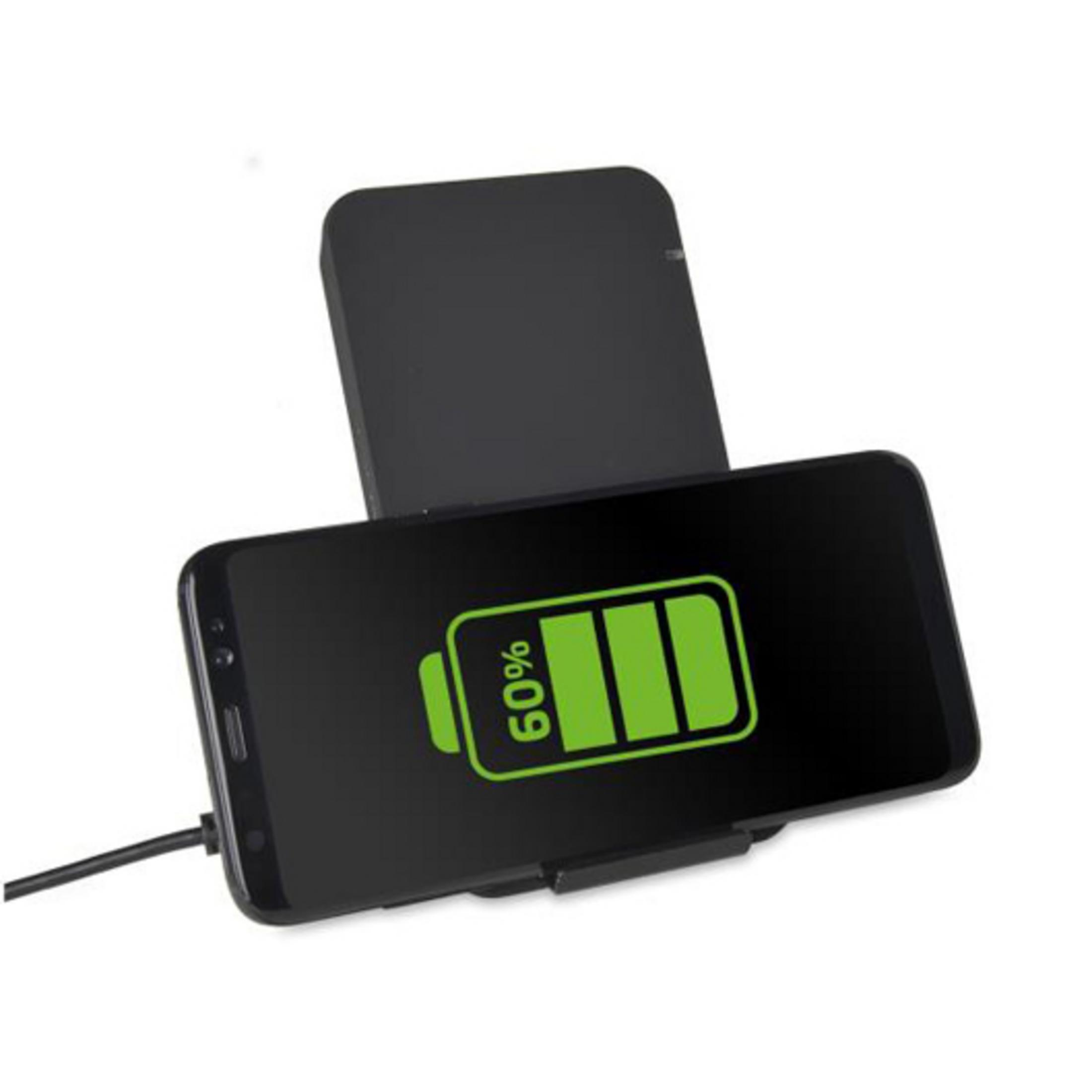 Un smartphone negro se carga en una base de carga negra. Batería al 60%.