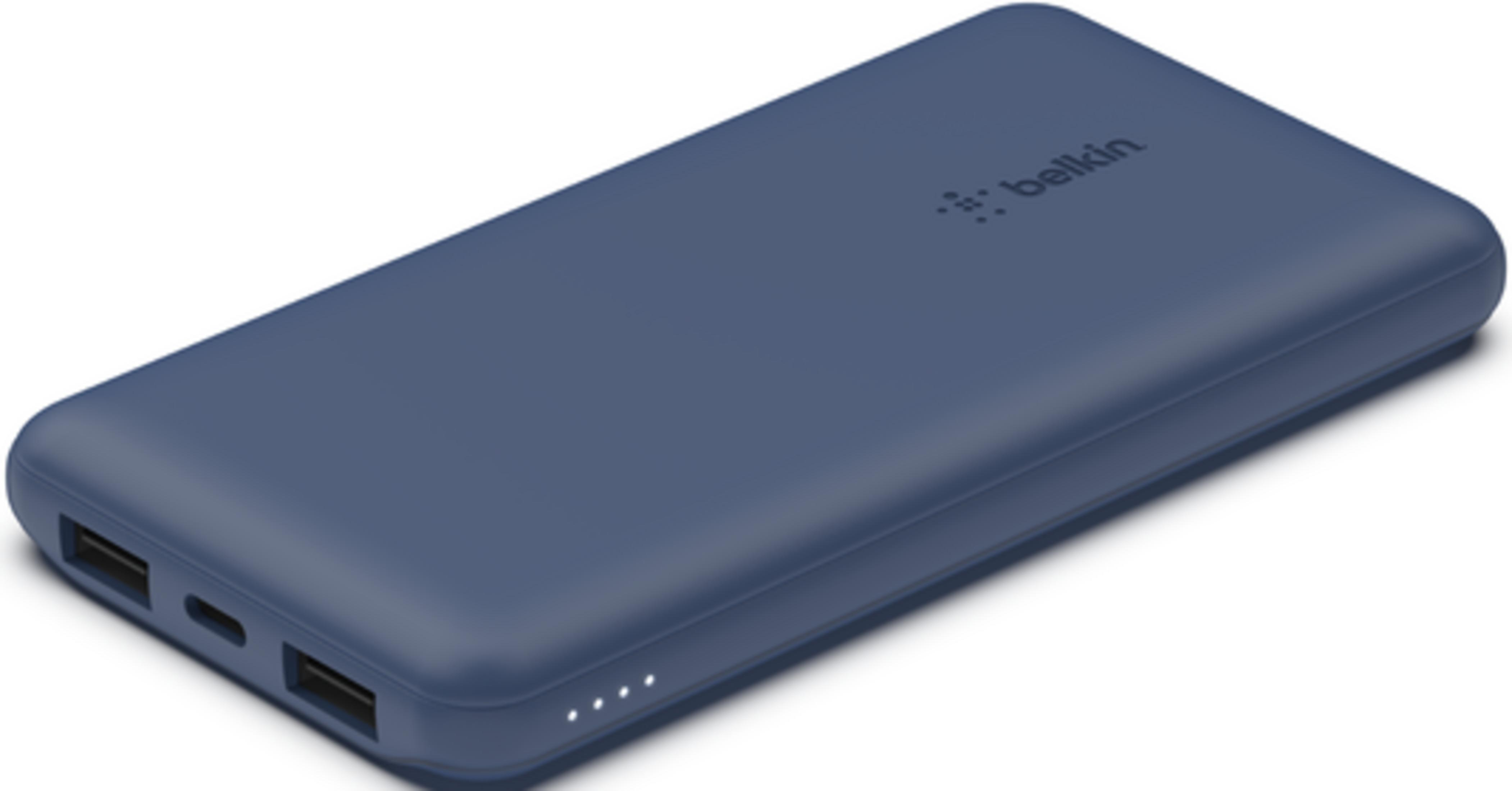 Een donkerblauwe Belkin powerbank met twee USB-poorten en laadindicatoren.